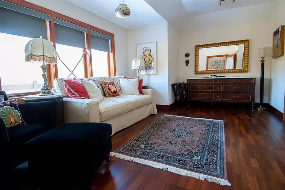 Bed, Seating Area in East Hampton Art House Bed and Breakfast