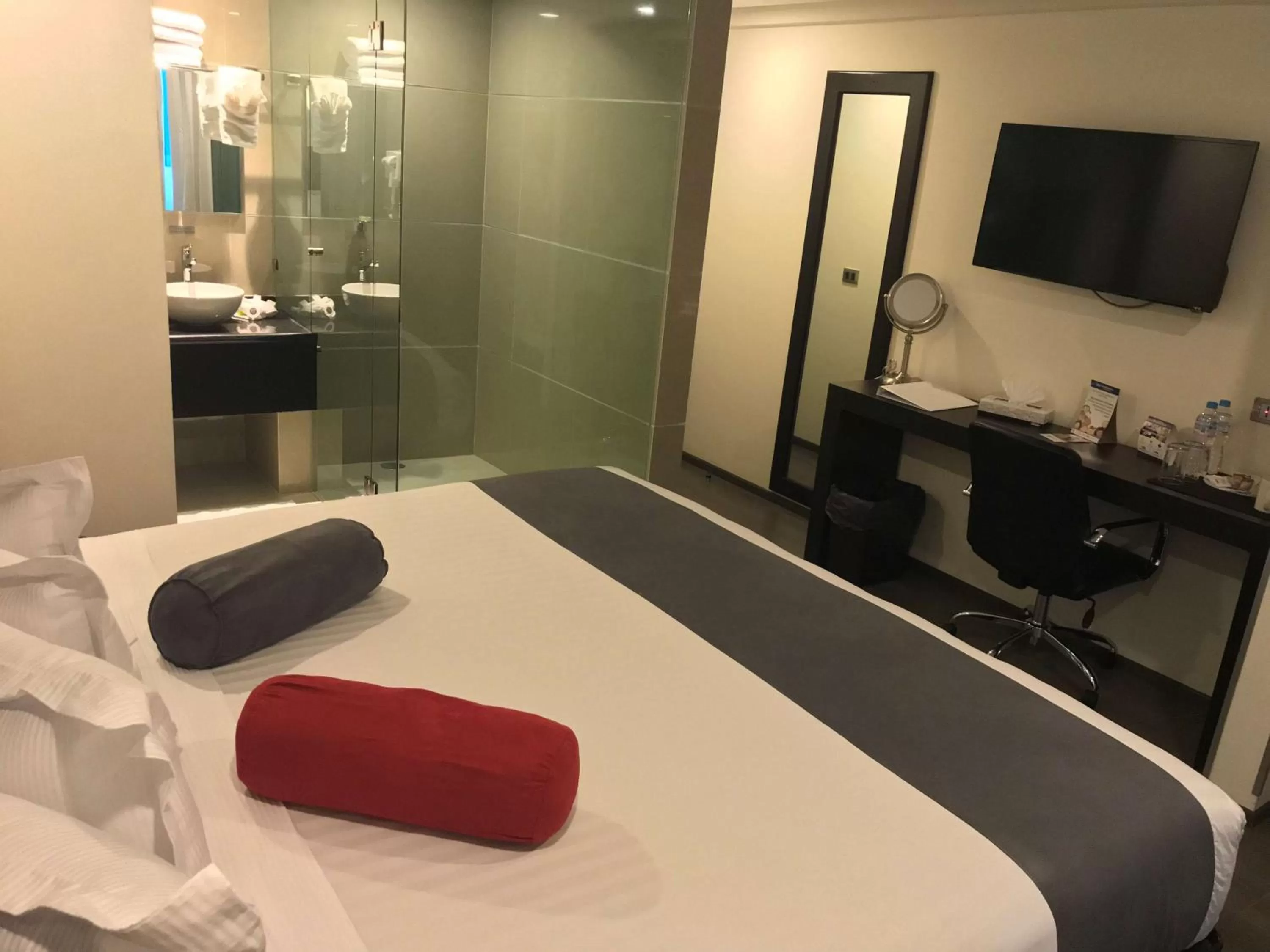 Photo of the whole room, Bed in Best Western Plus Metepec & Suites