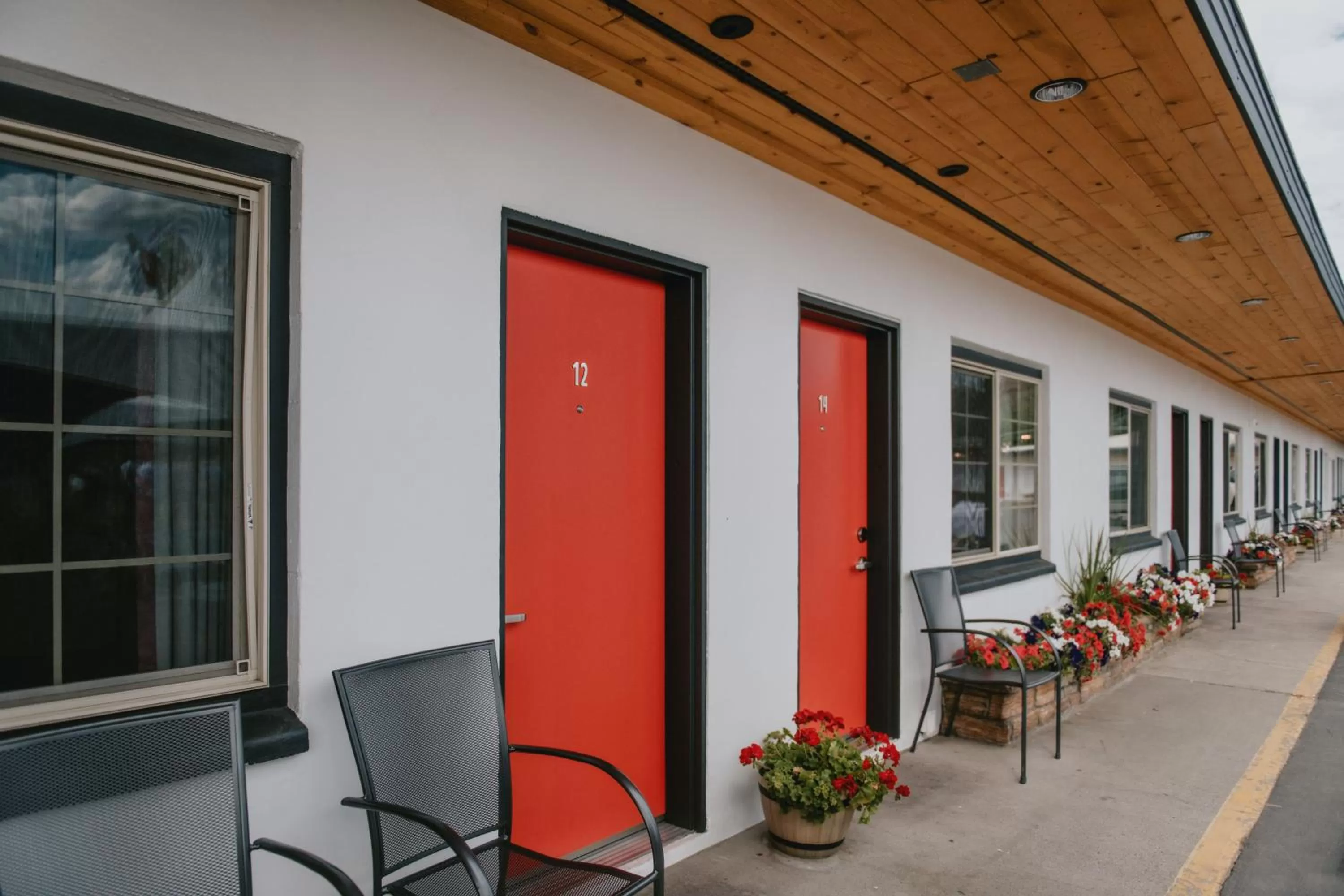 Property building in Sapphire Motel Midtown Bozeman