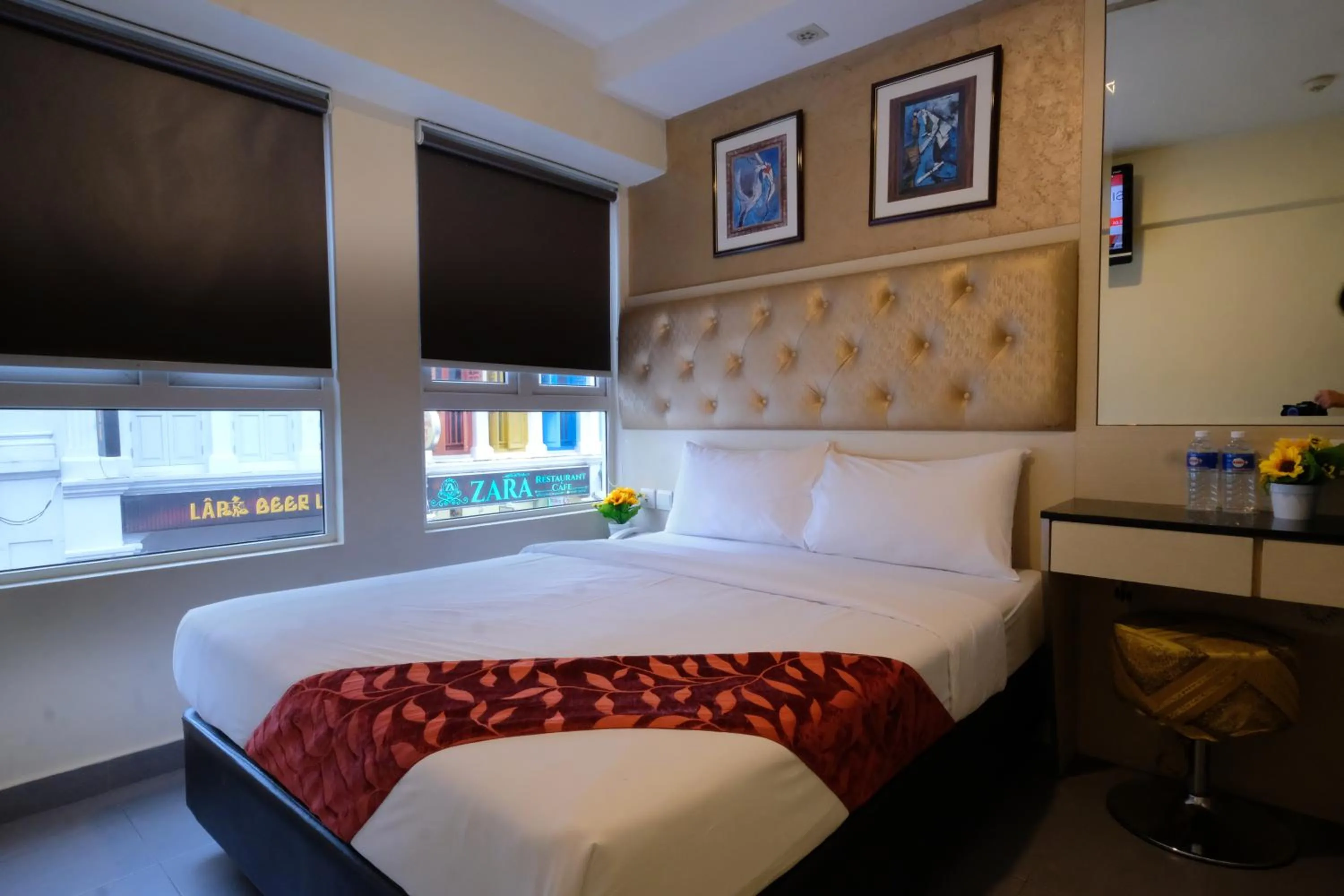 Bedroom, Bed in Sandpiper Hotel Singapore