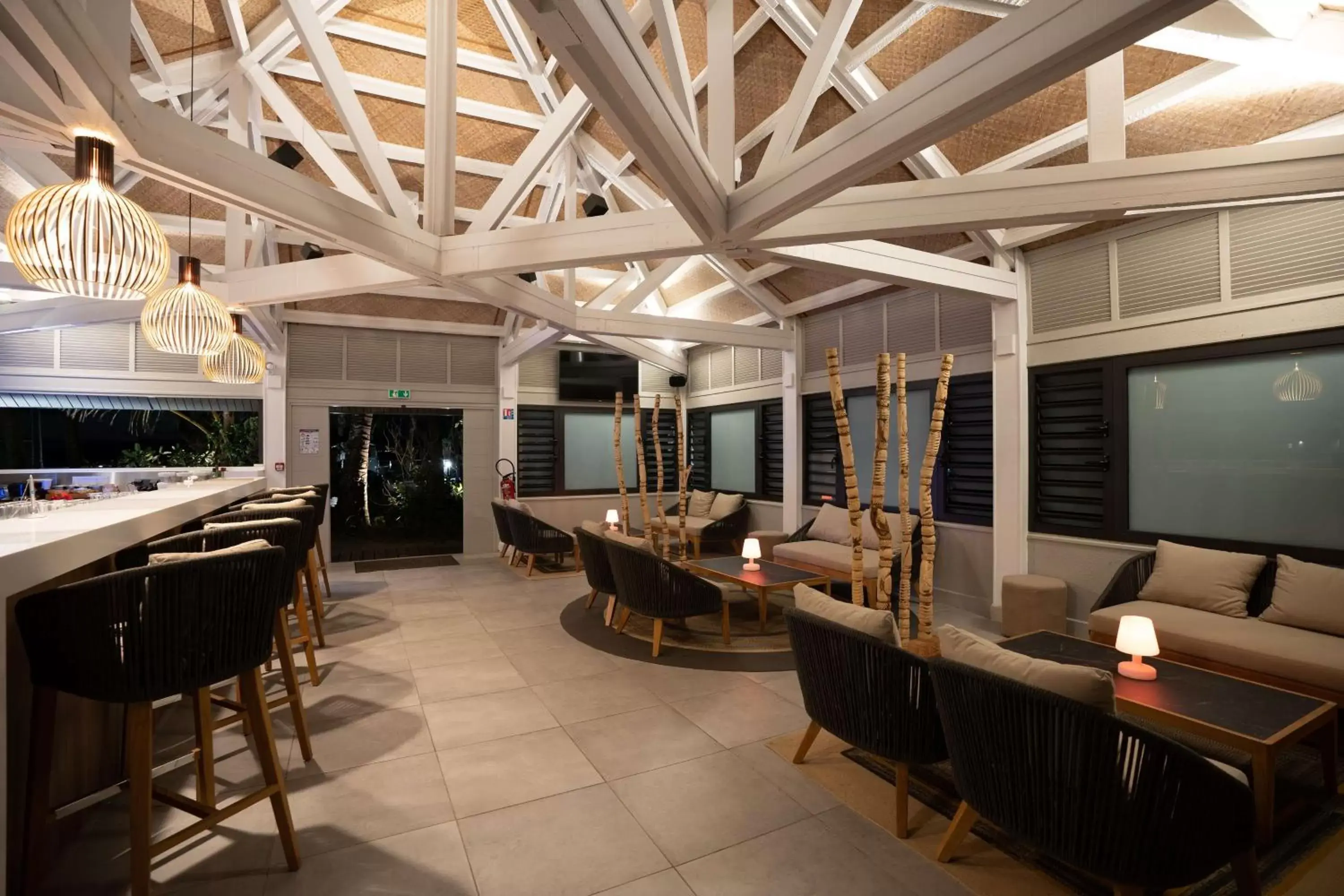 Lounge or bar in DoubleTree by Hilton Noumea Ilot Maitre Resort