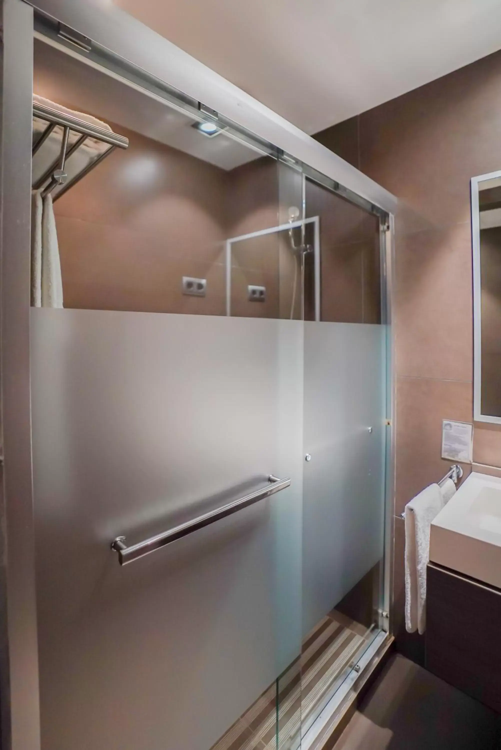 Shower, Bathroom in Hotel Constanza