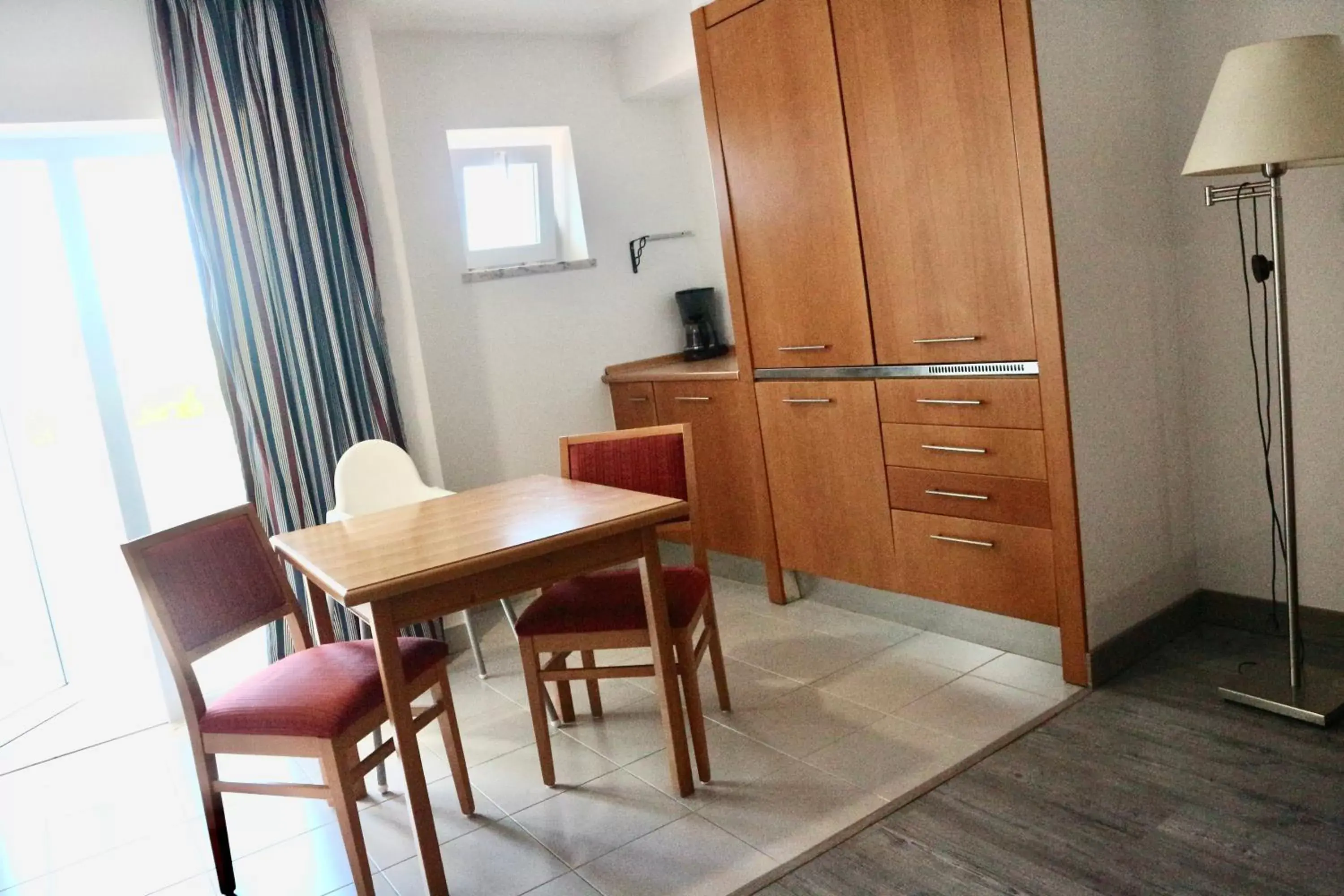 Kitchen or kitchenette, Dining Area in Amazonia Palmela Apartamentos Turisticos