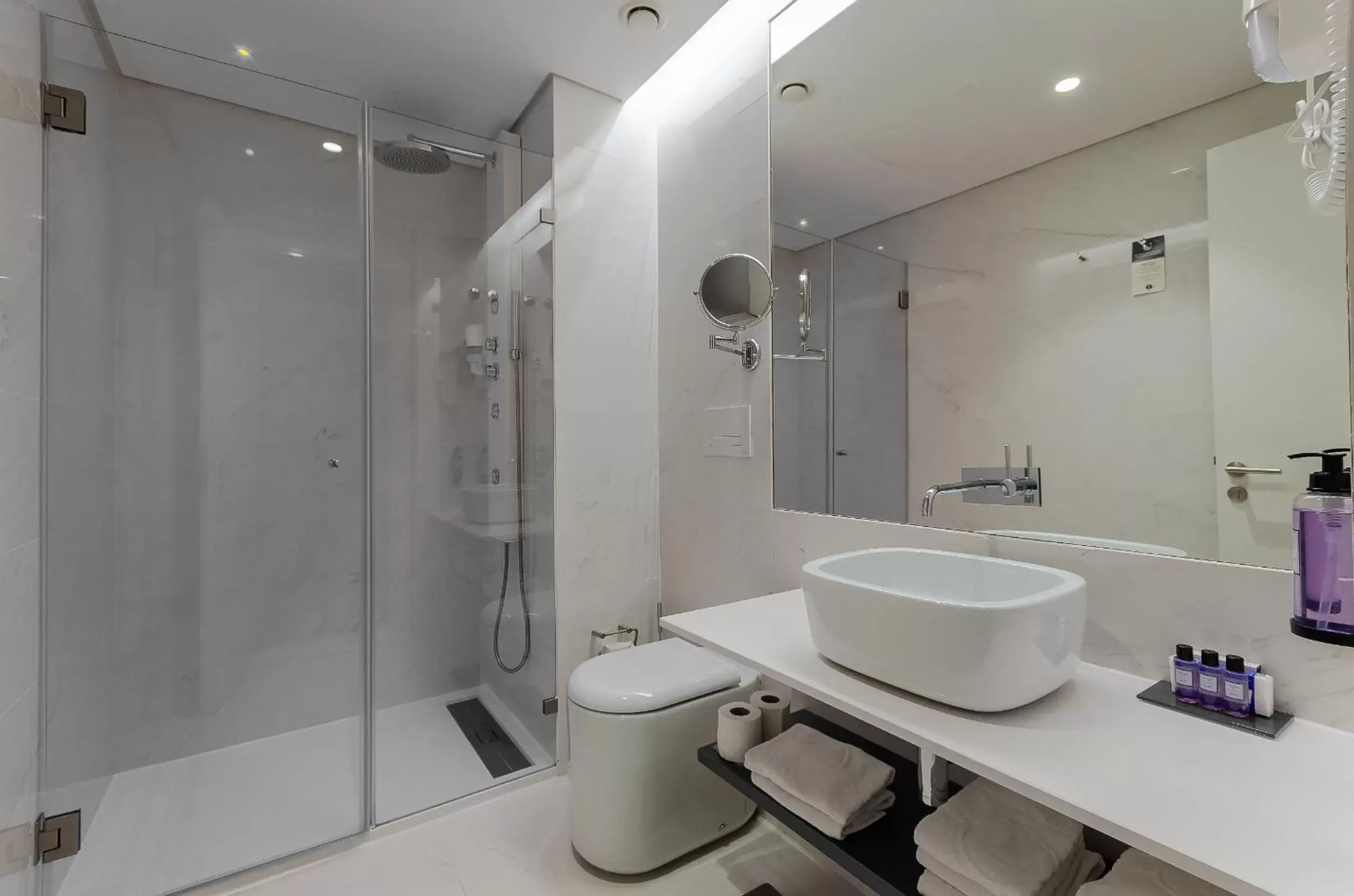 Shower, Bathroom in The 7 Hotel, Suites, Studios & Apartments