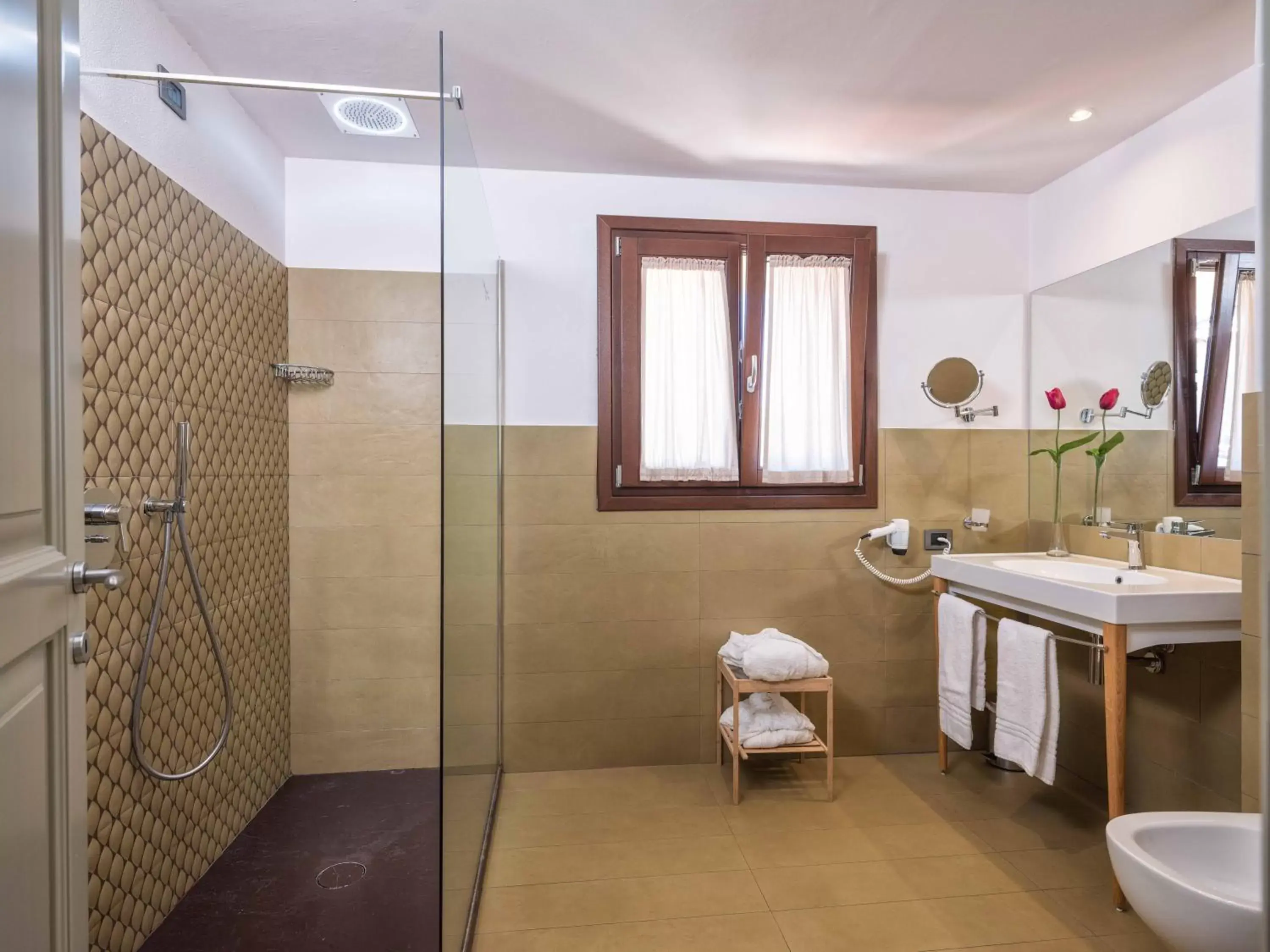 Shower, Bathroom in Tramas - Ospitalita' del Conte Hotel & Spa