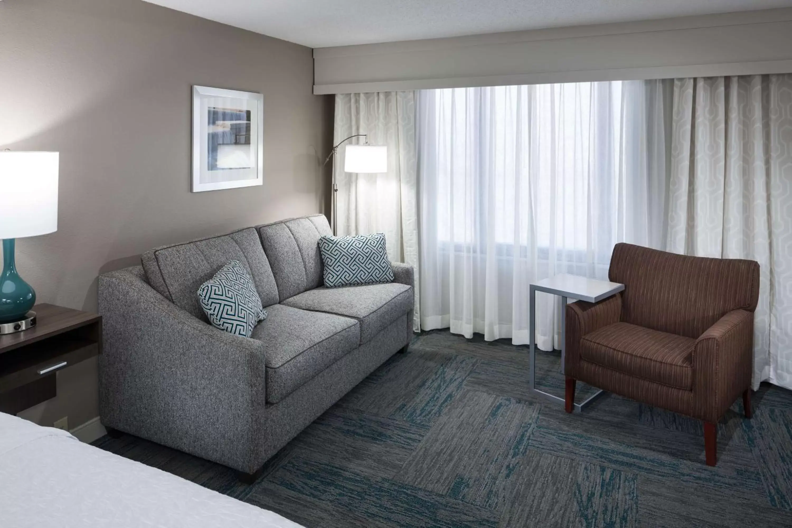 Bed, Seating Area in Hampton Inn St Louis- at the Arch