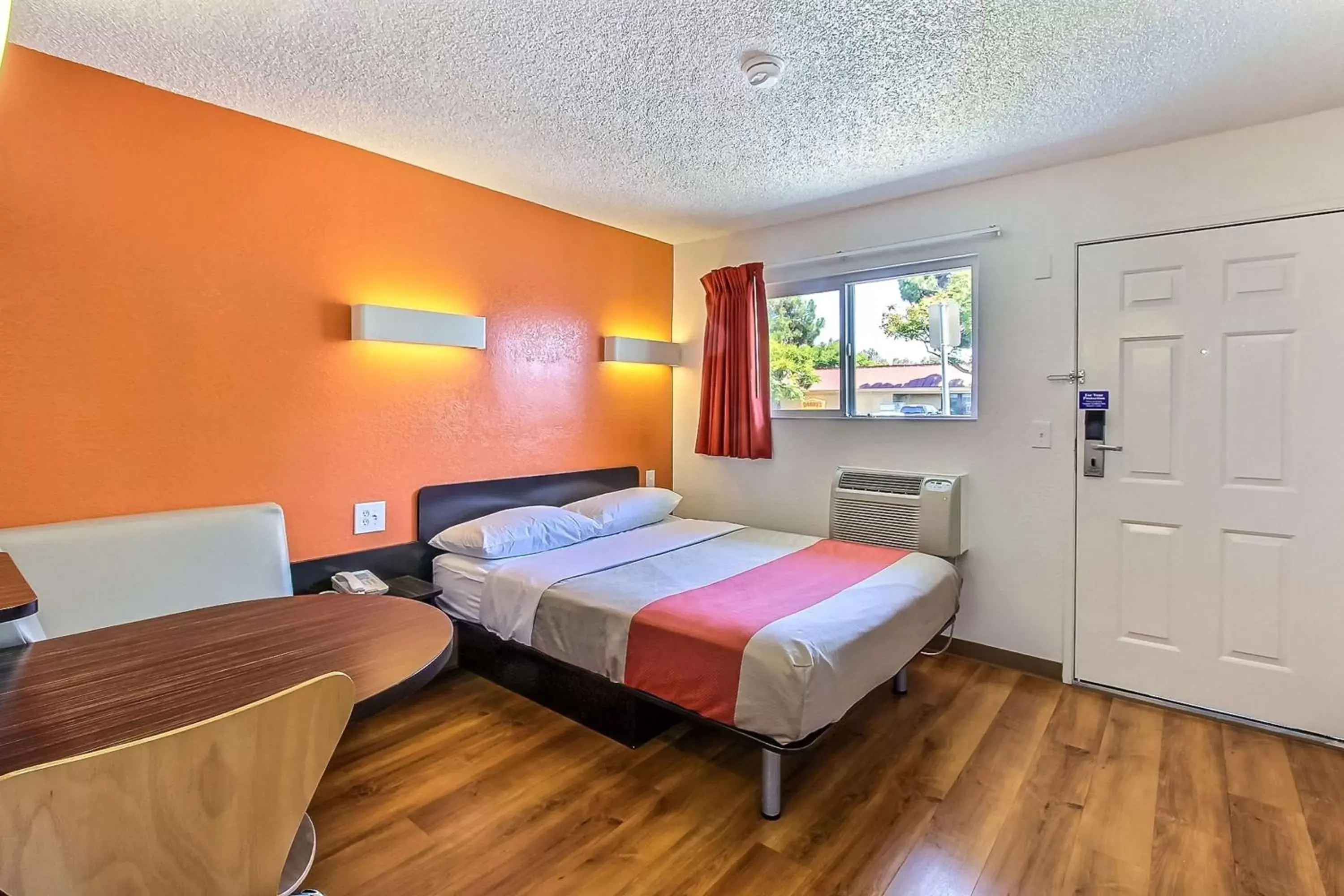 Seating area, Bed in Motel 6-San Jose, CA - Airport
