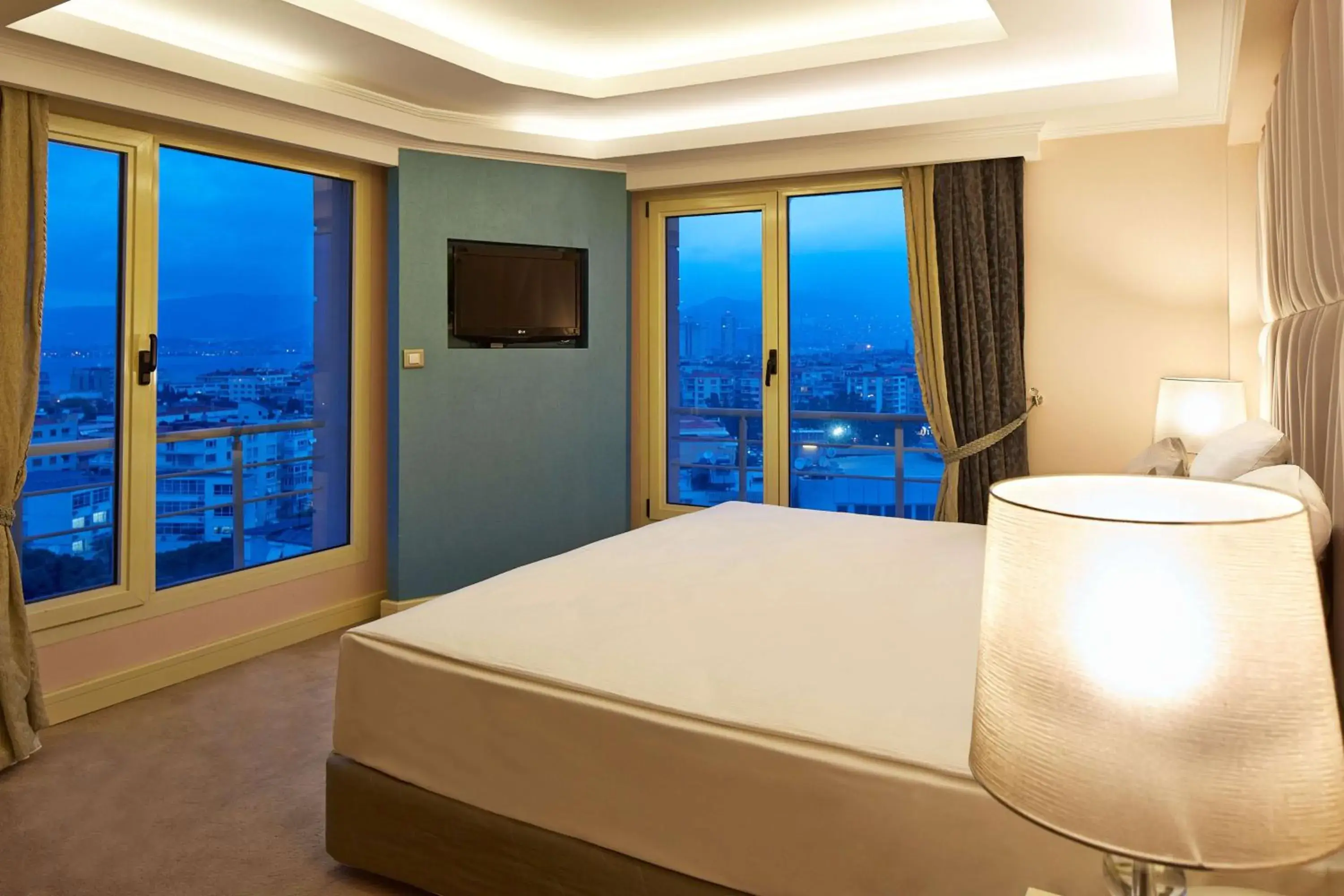 Bed, Mountain View in DoubleTree By Hilton Hotel Izmir - Alsancak