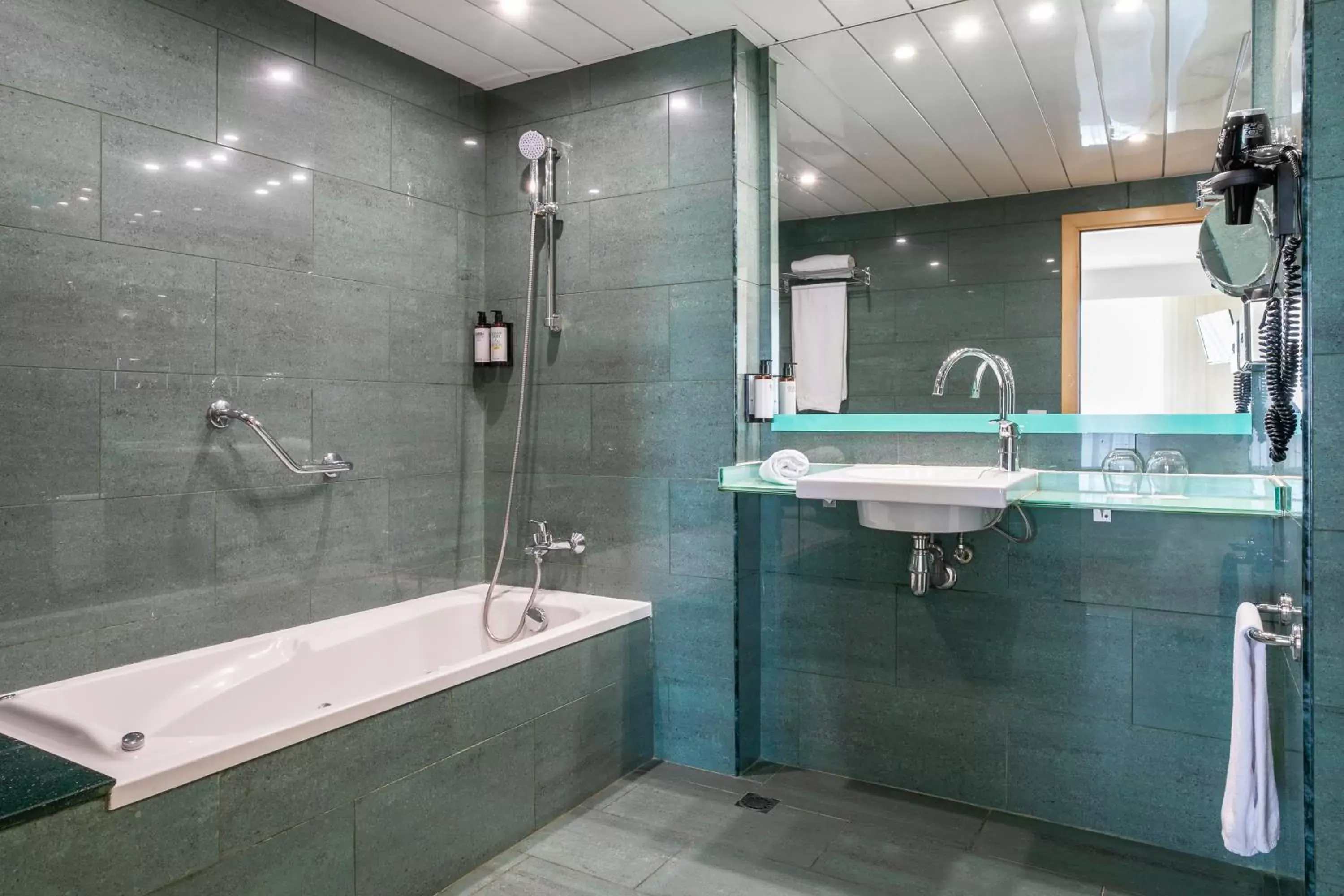 Shower, Bathroom in Sol Port Cambrils Hotel