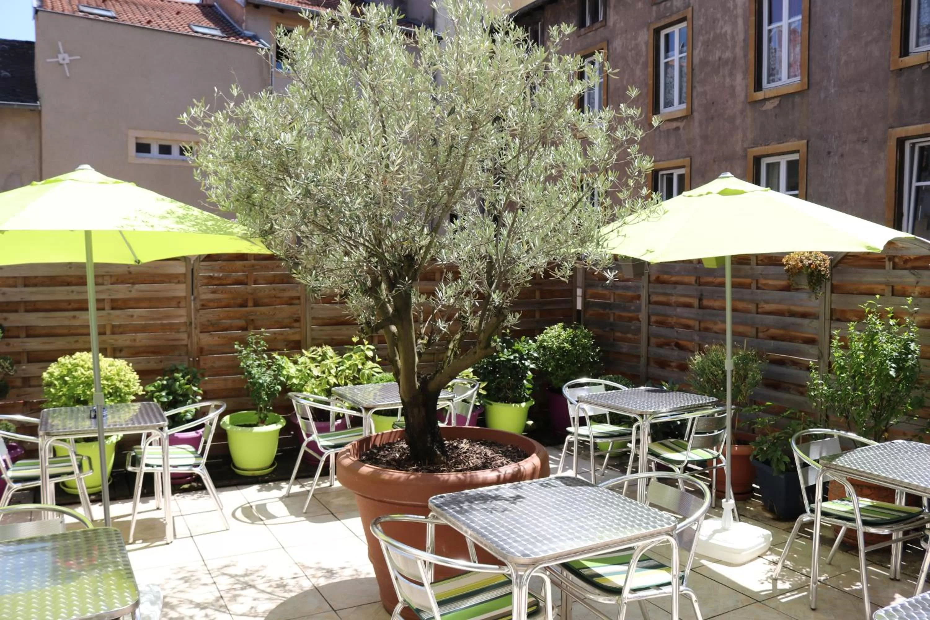 Patio in Logis-Hôtel des Oliviers