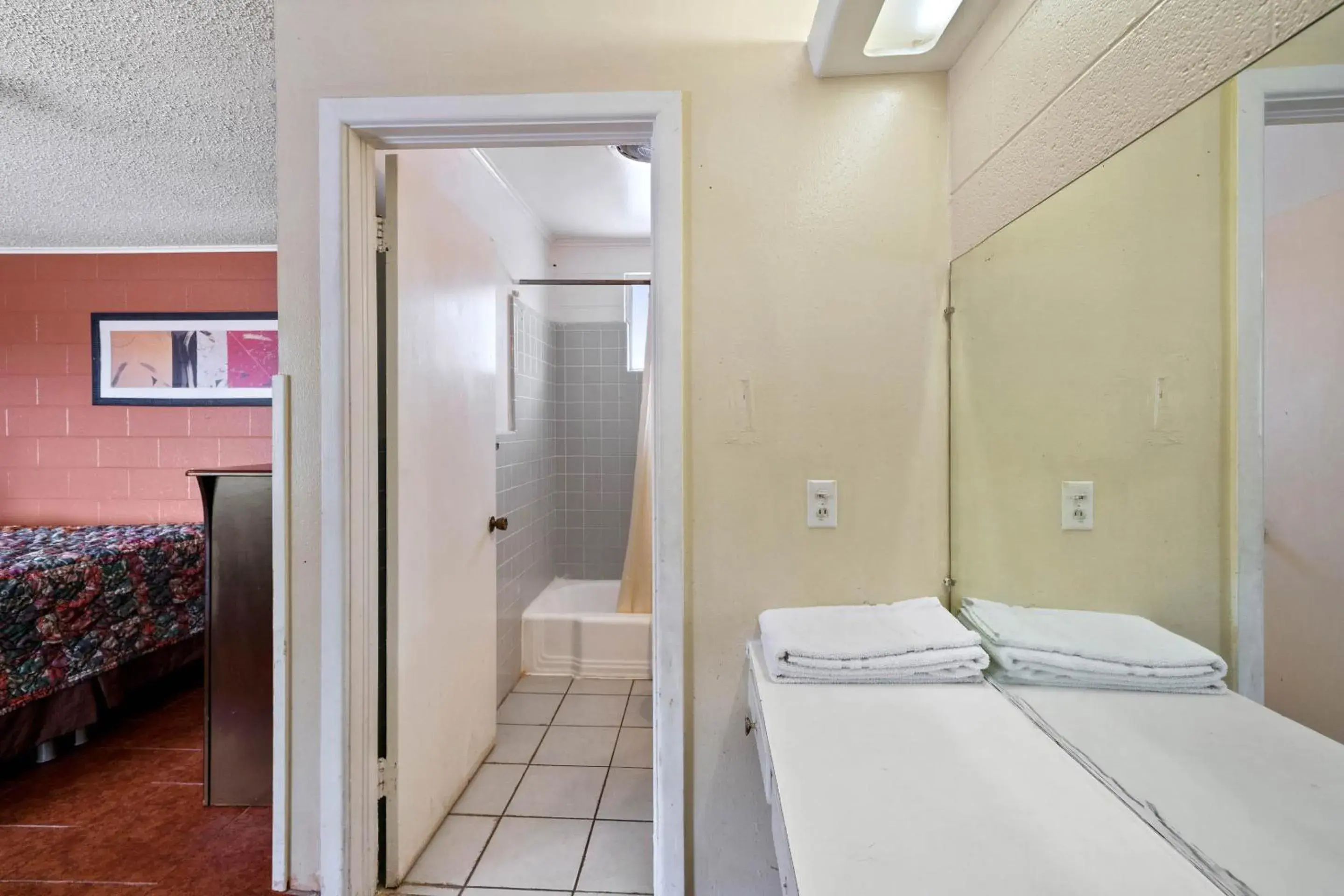 Bathroom, Bed in OYO Hotel Beeville - US 181