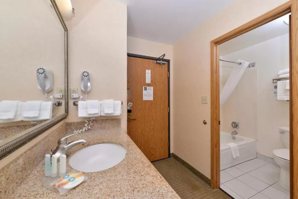 Queen Room - Non-Smoking/Pet Friendly in Quality Inn Cheyenne I-25 South