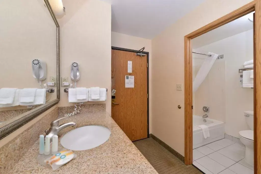 Queen Room - Non-Smoking/Pet Friendly in Quality Inn Cheyenne I-25 South
