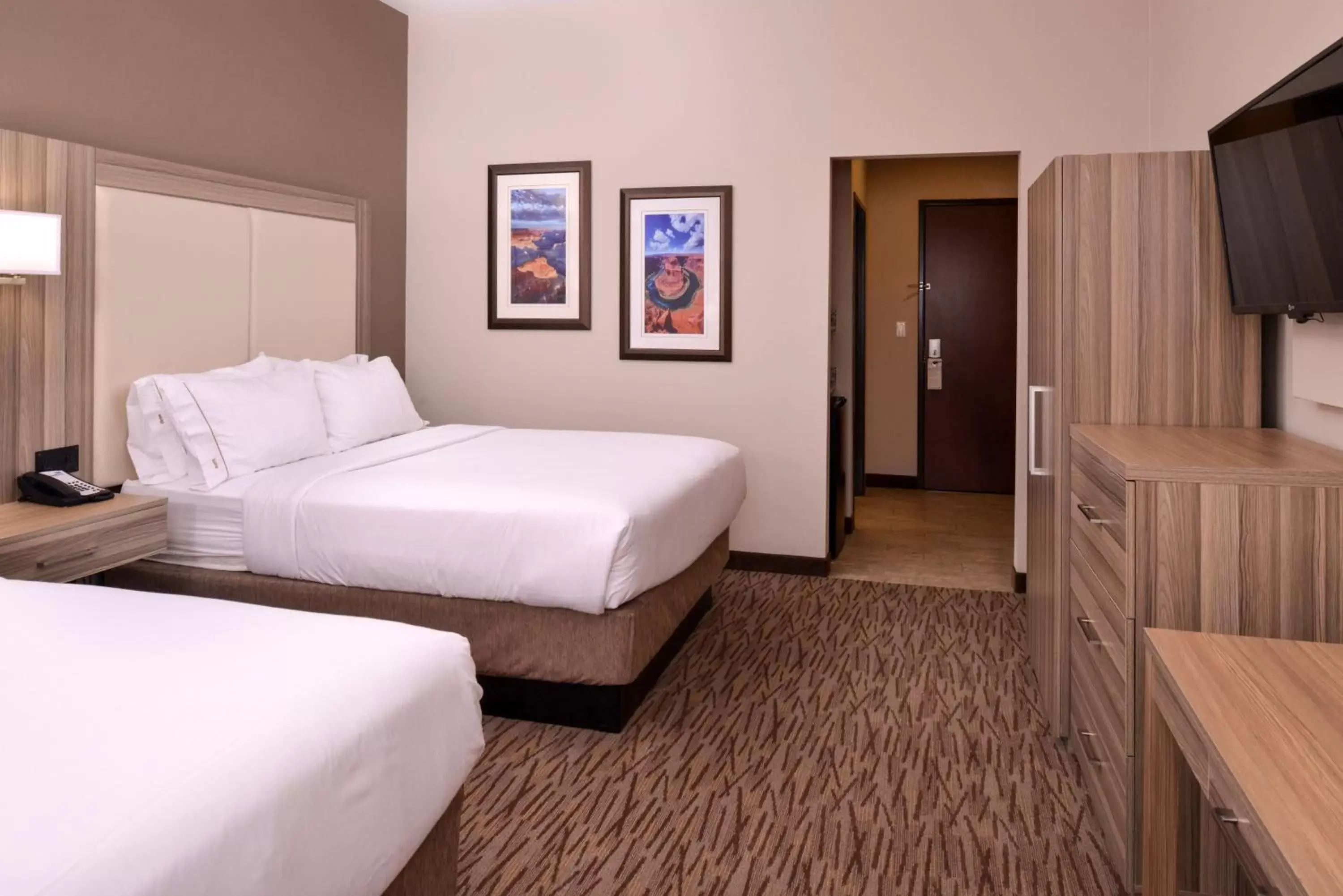 Photo of the whole room, Bed in Holiday Inn Express & Suites Williams, an IHG Hotel