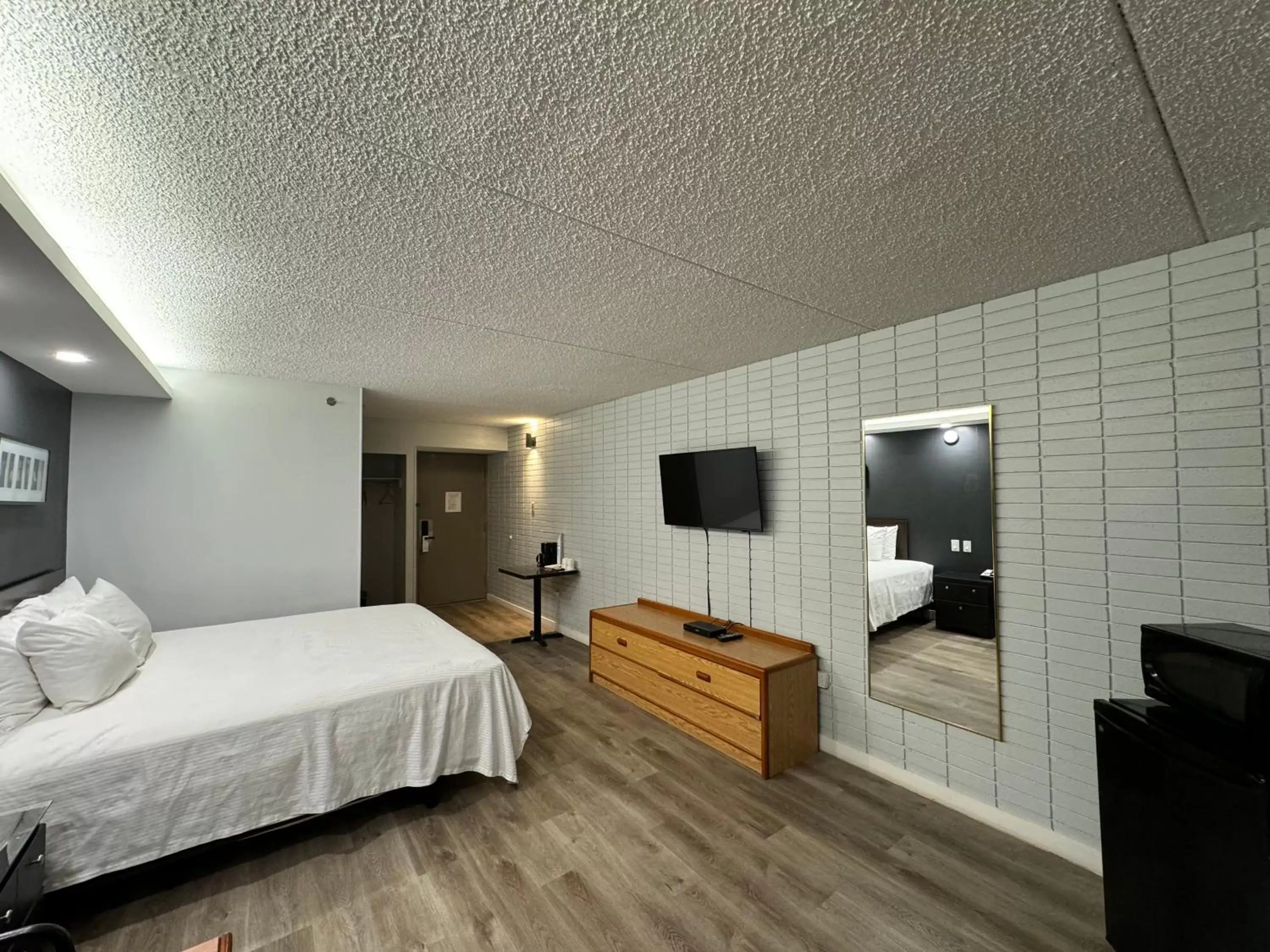 TV and multimedia, TV/Entertainment Center in Travelodge by Wyndham Winnipeg