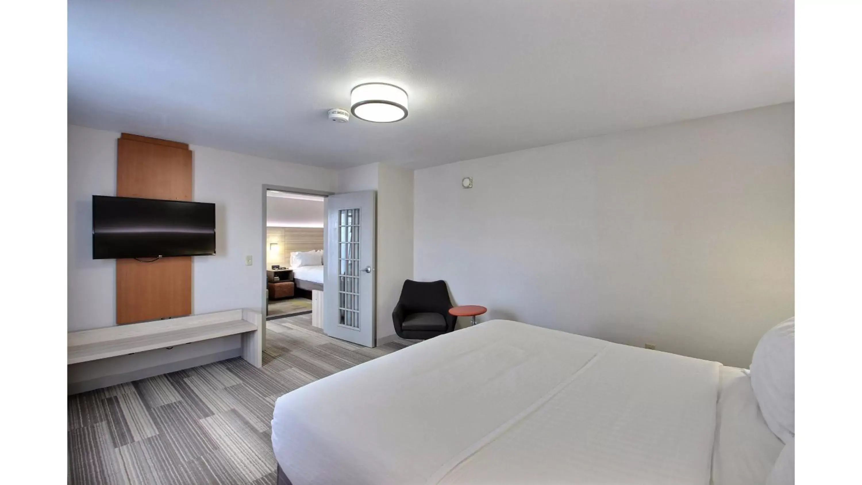 Photo of the whole room, Bed in Holiday Inn Express Hotel & Suites Milwaukee Airport, an IHG Hotel