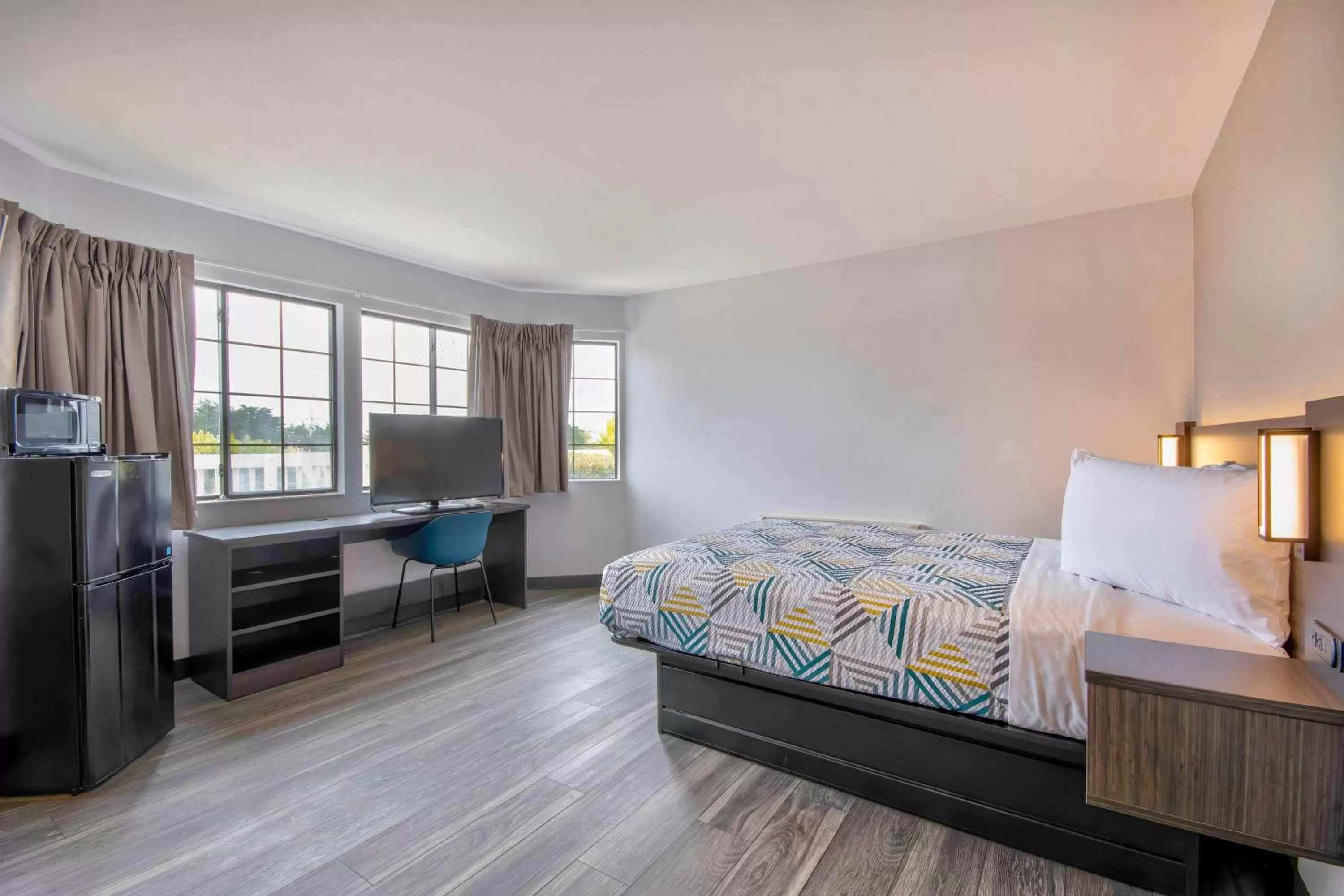 Property building, Bed in Motel 6-Marina, CA - Monterey