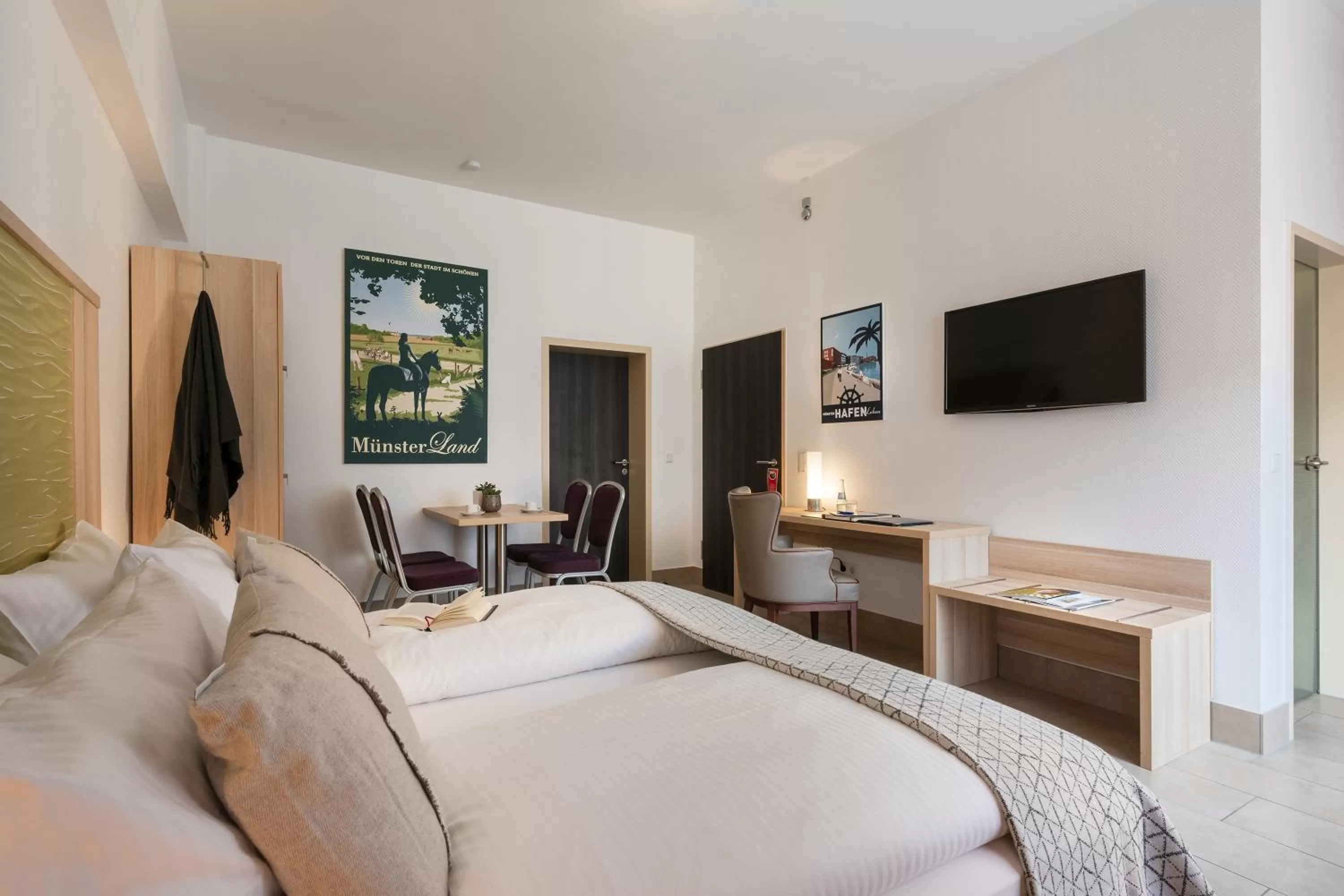 Living room, Bed in Hotel Europa