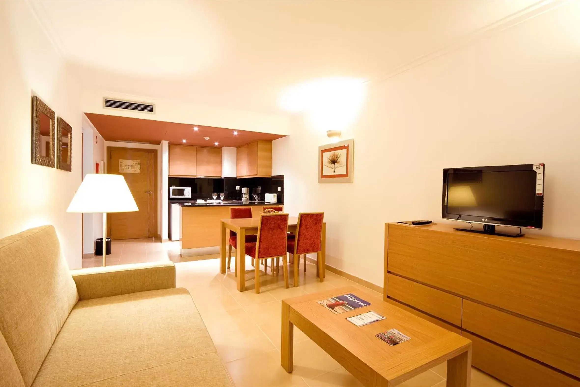 Living room, TV/Entertainment Center in Monte Gordo Hotel Apartamentos & Spa