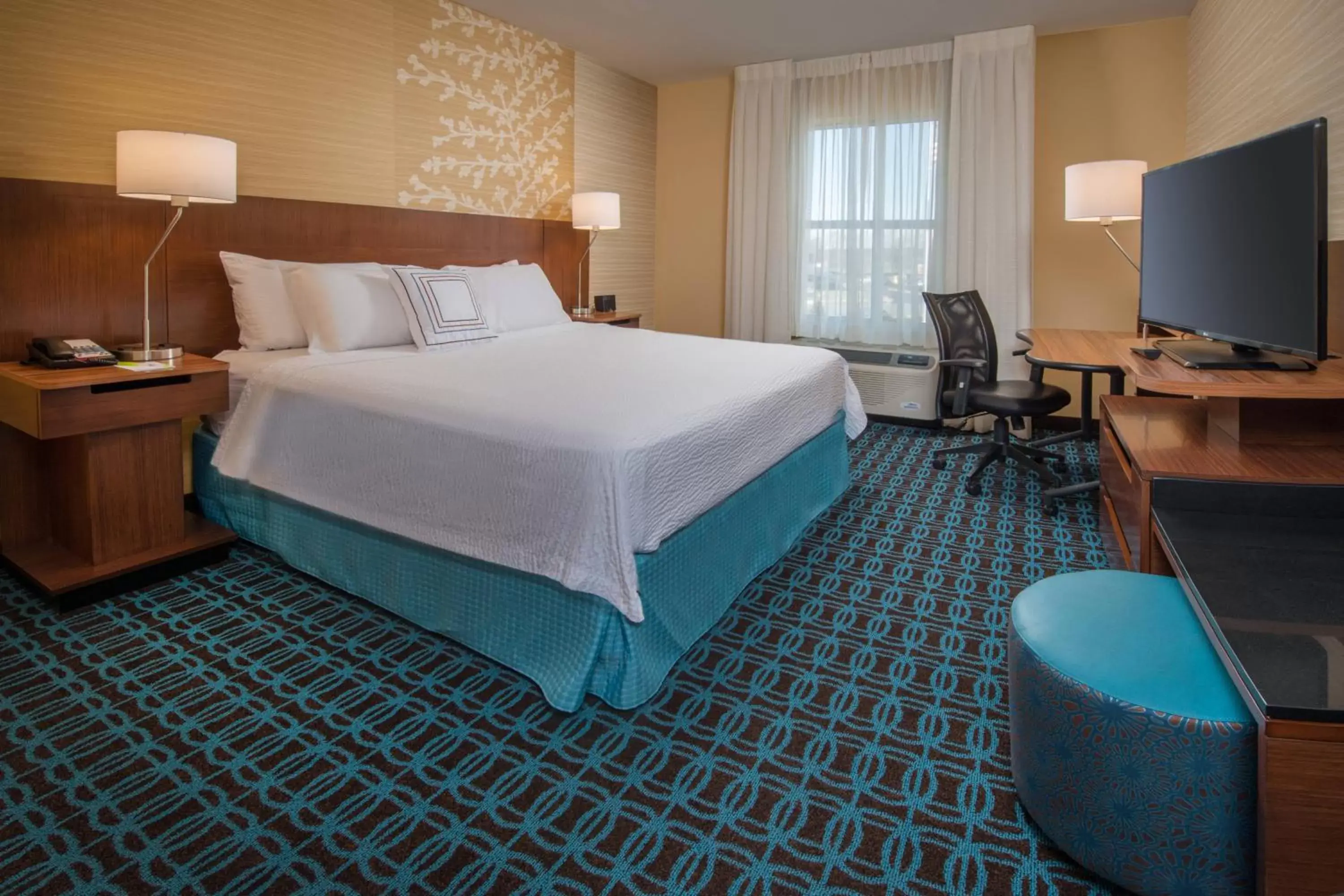 Photo of the whole room, Bed in Fairfield Inn & Suites by Marriott Easton