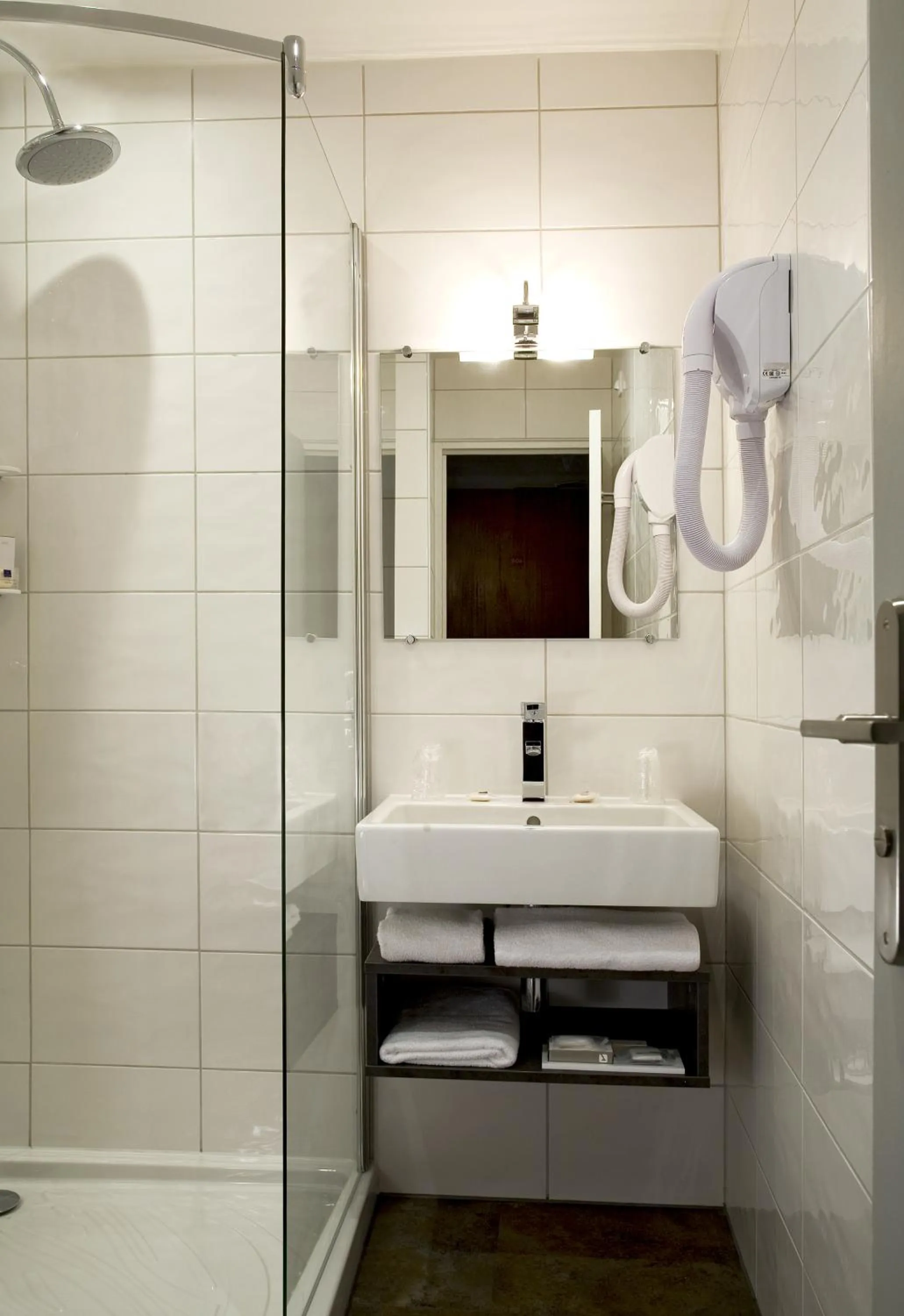 Shower in Timhotel Boulogne Rives de Seine