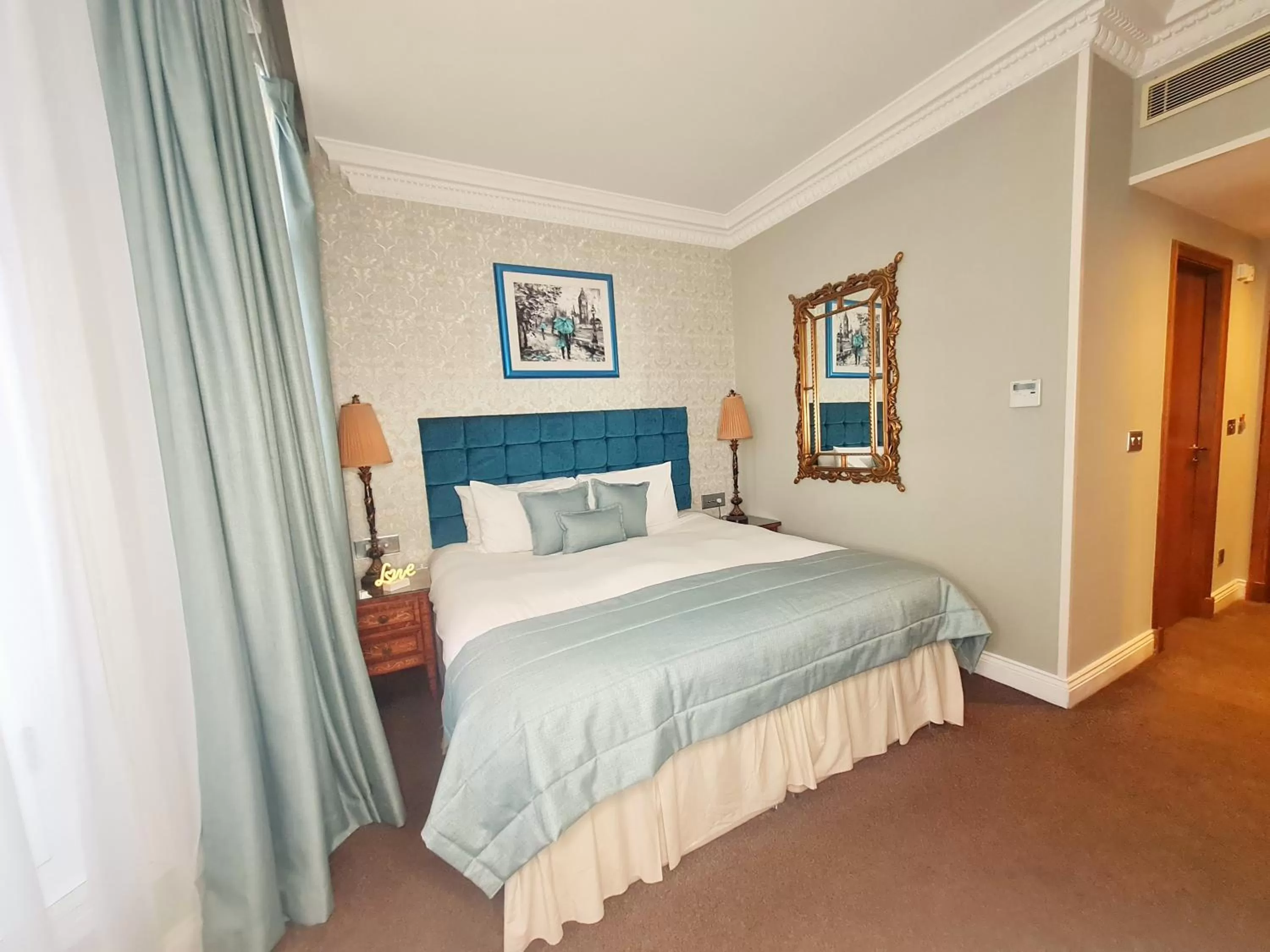 Bed in Ashburn Hotel