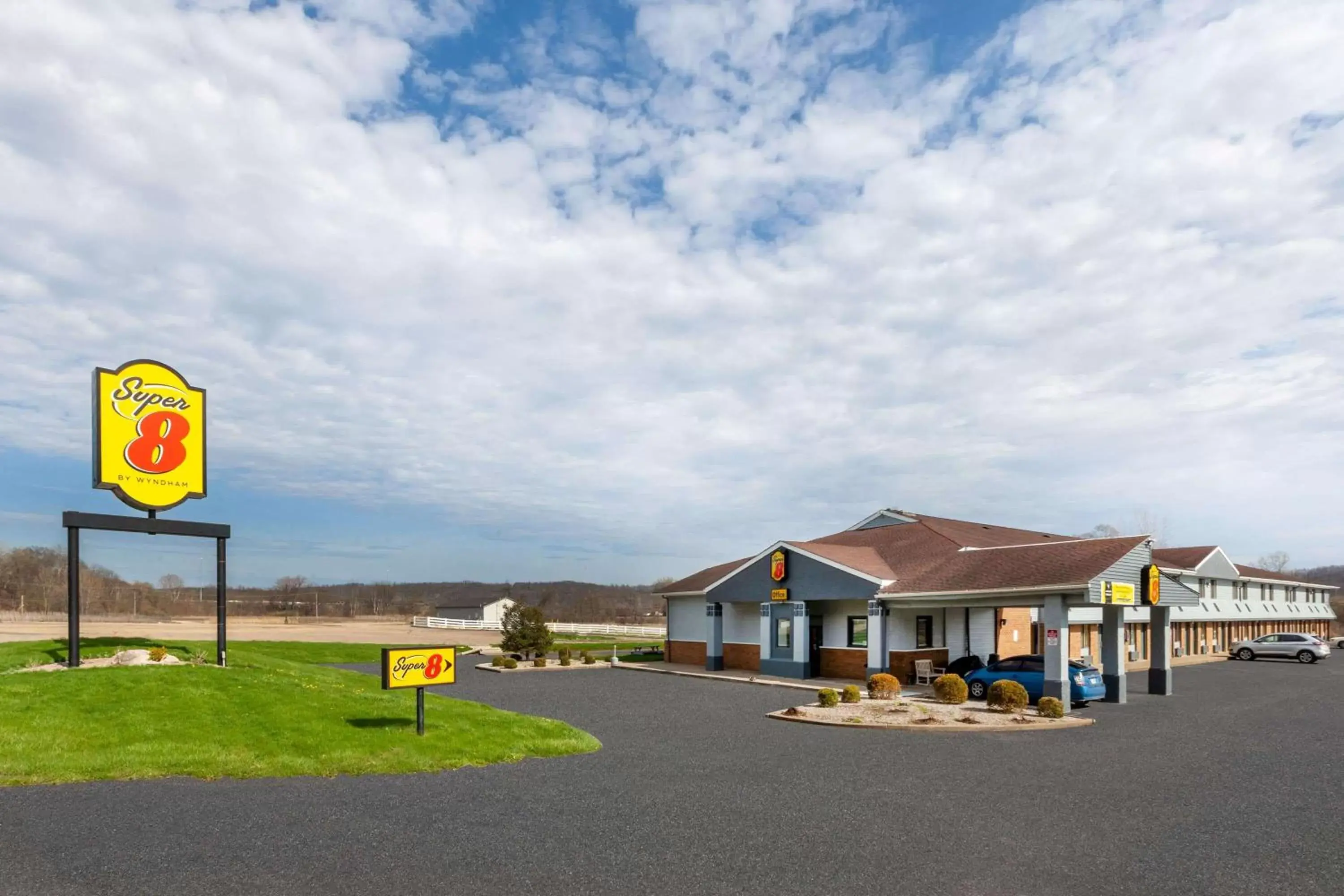 Property building in Super 8 by Wyndham Newcomerstown Property building in Super 8 by Wyndham Newcomerstown