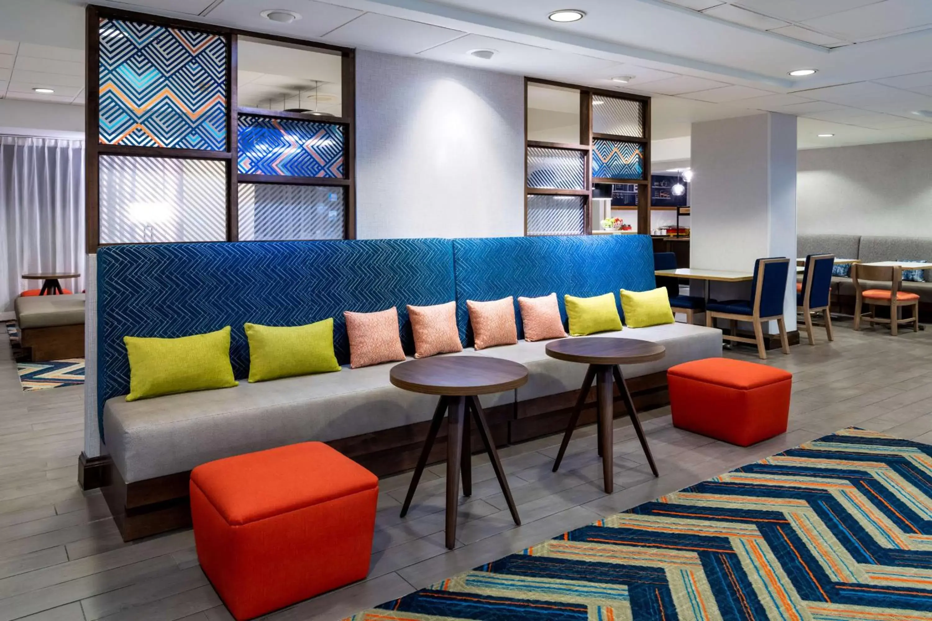 Lobby or reception, Lounge/Bar in Hampton Inn Denver-International Airport