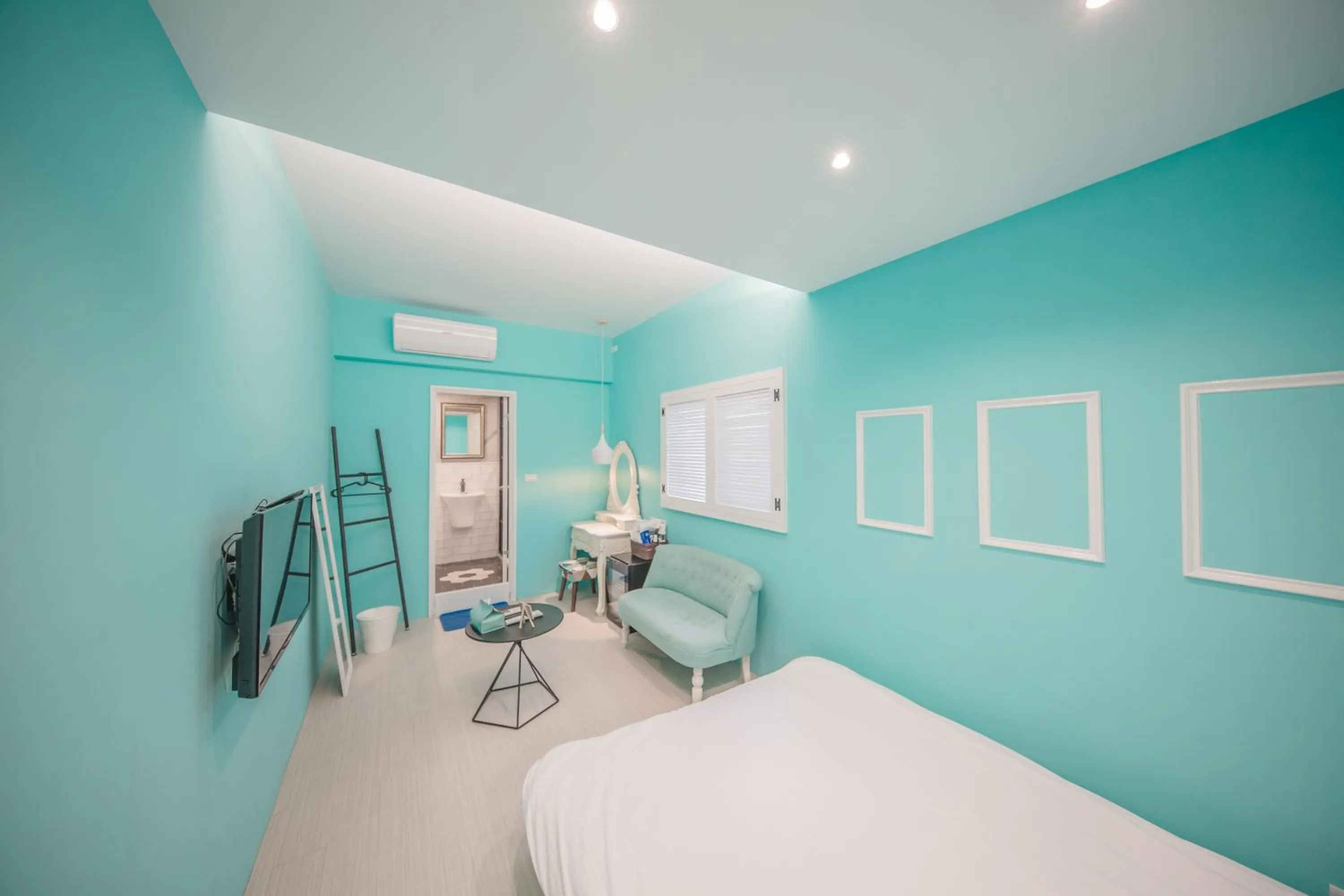 Photo of the whole room, Bed in Urban