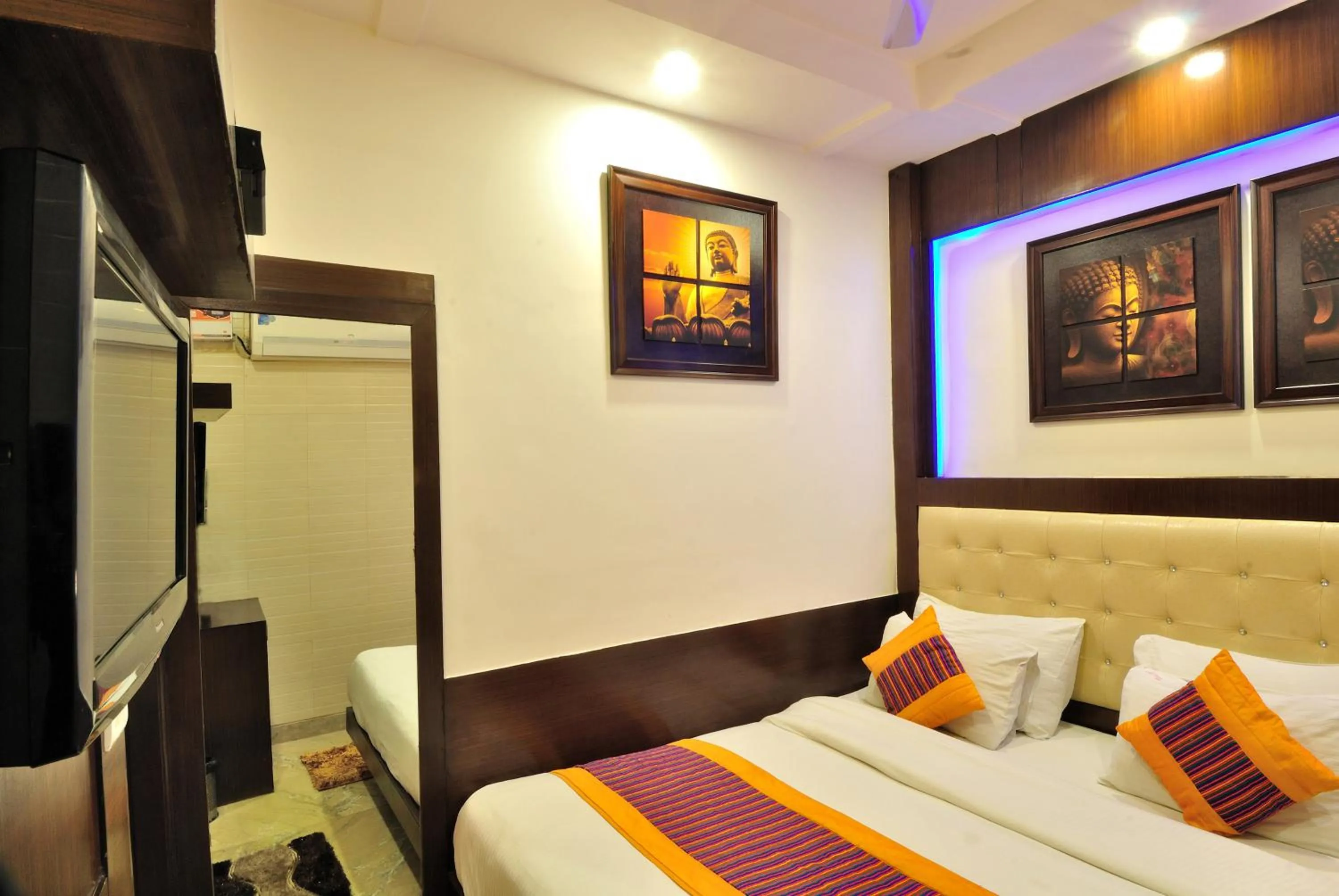 Bedroom, Bed in Hotel Nirmal Mahal - Paharganj - New Delhi
