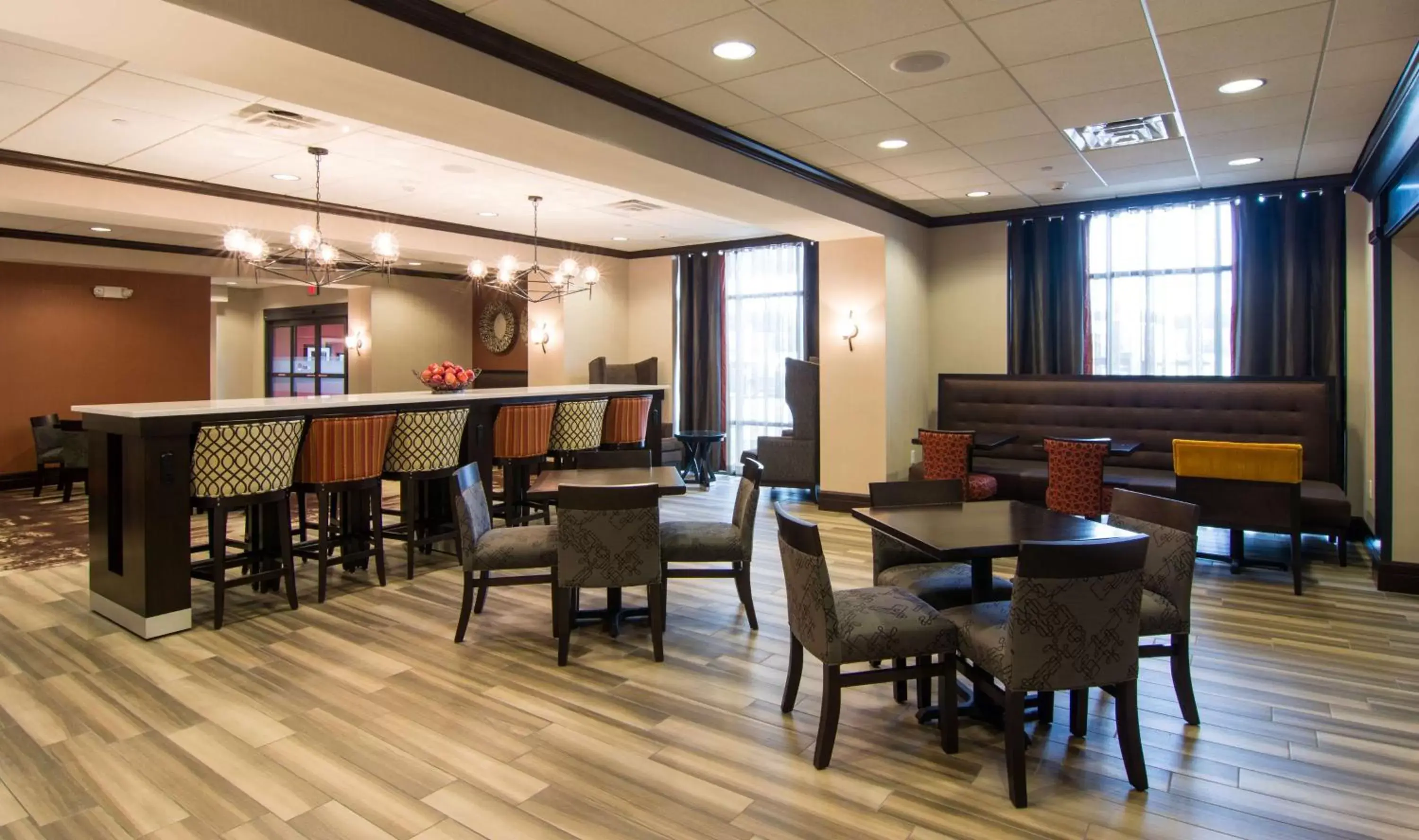 Dining area, Restaurant/Places to Eat in Hampton Inn Orange City