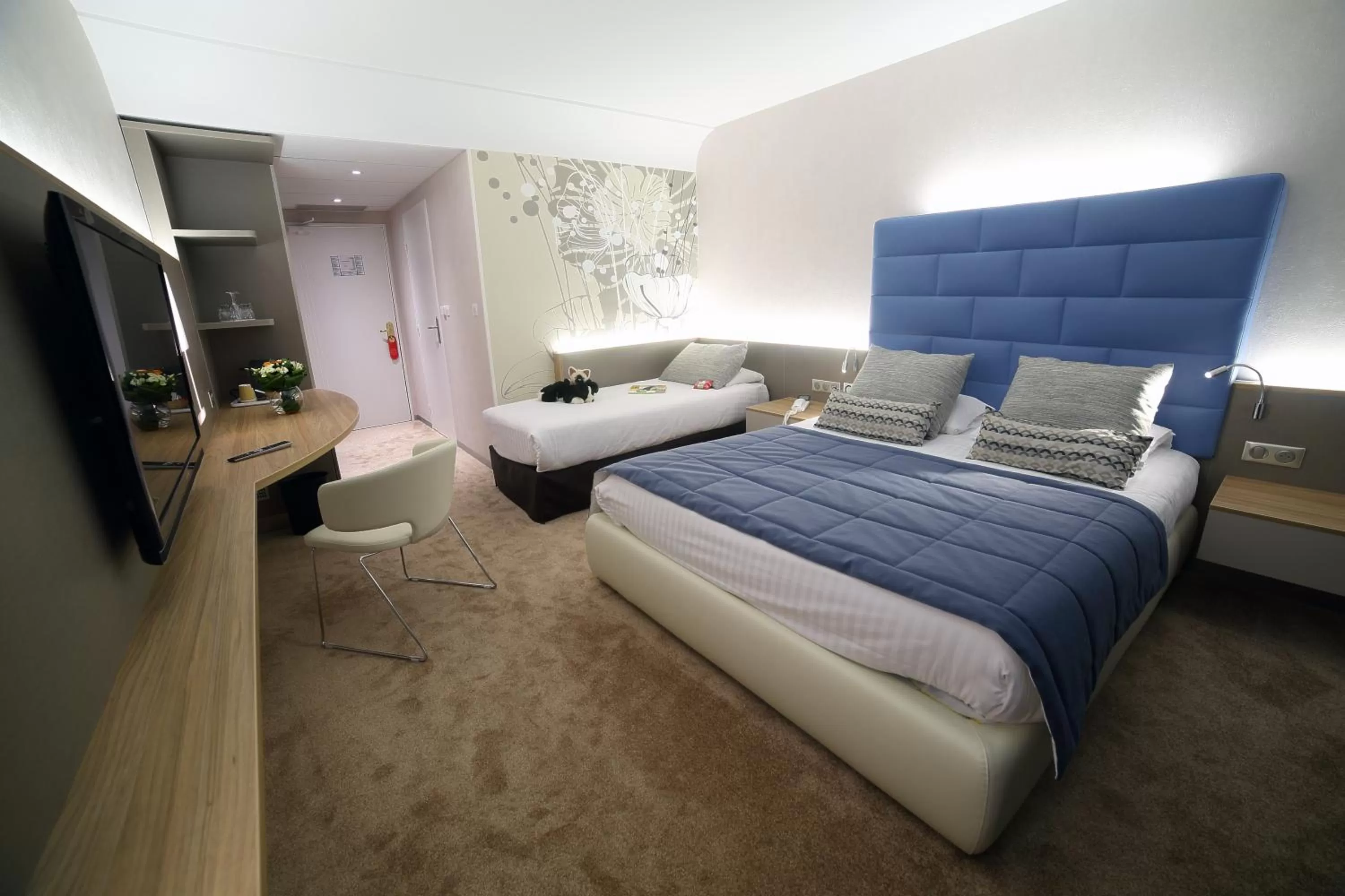 Photo of the whole room, Bed in Hotel Plaza - site du Futuroscope