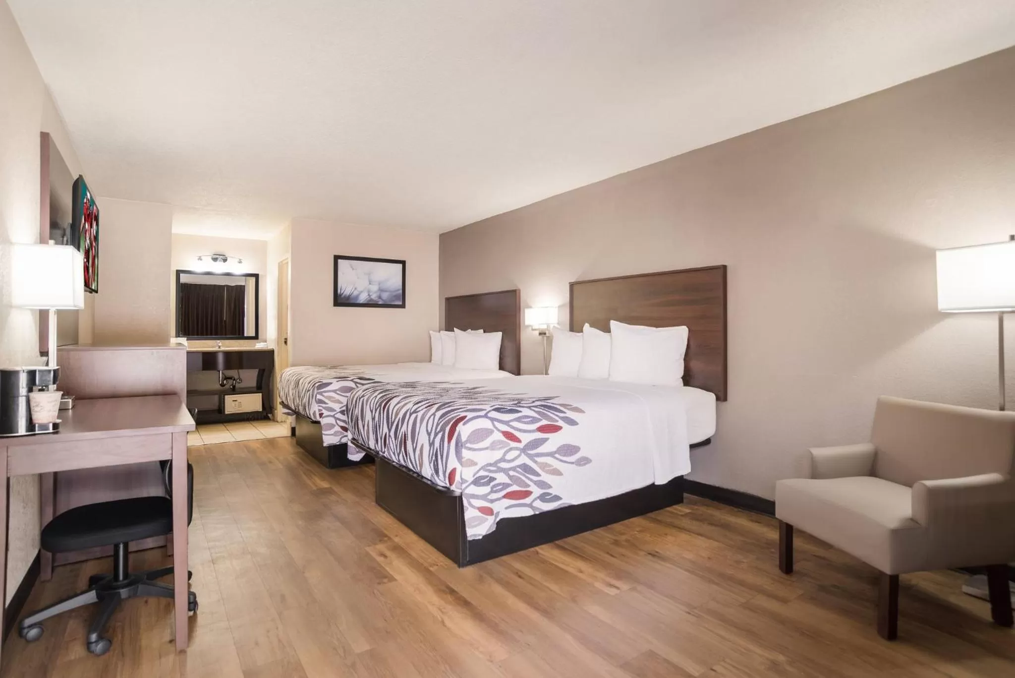 Photo of the whole room, Bed in Red Roof Inn Baltimore South Glen Burnie