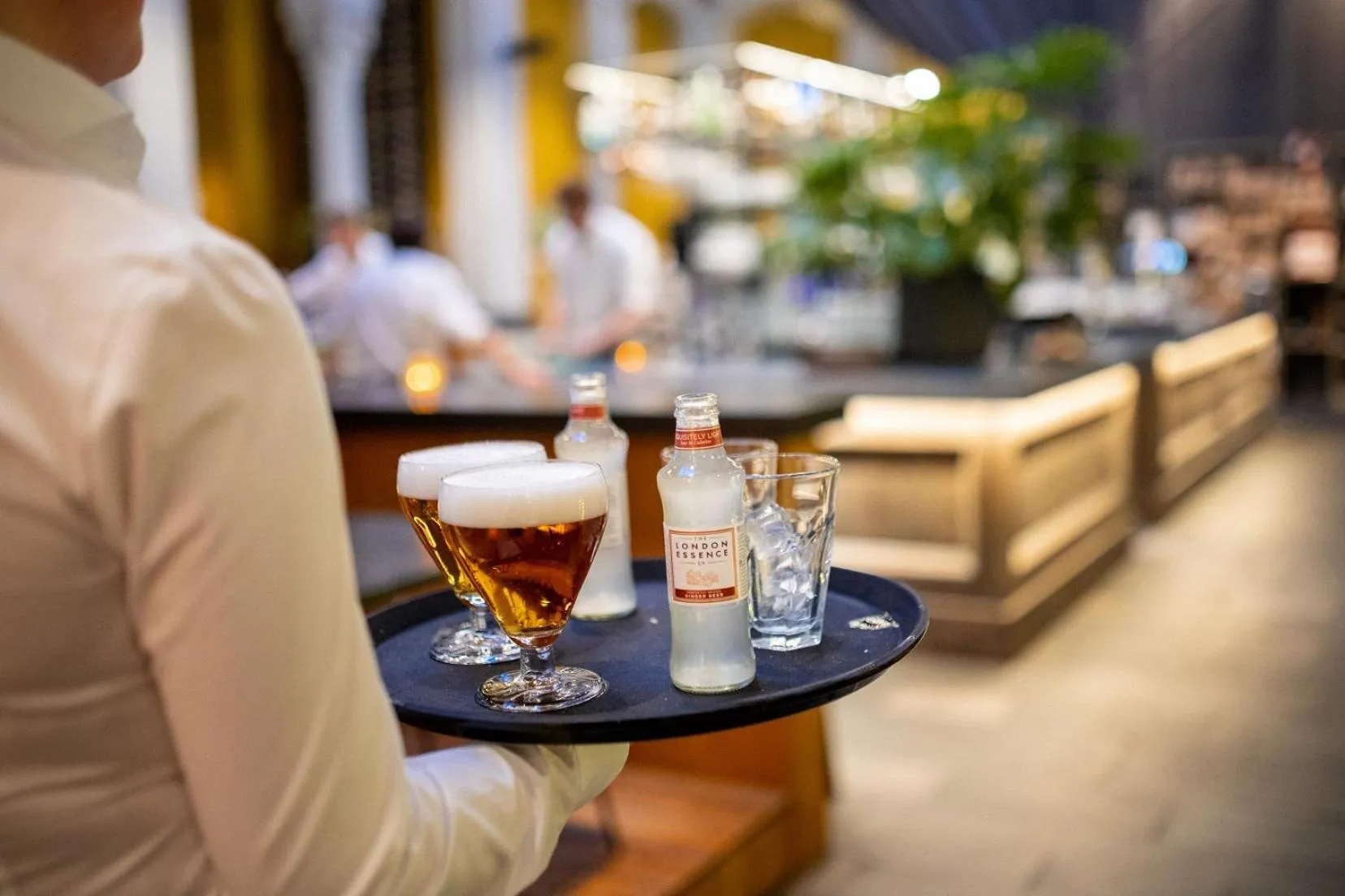 Restaurant/places to eat in Post-Plaza Hotel & Grand Café