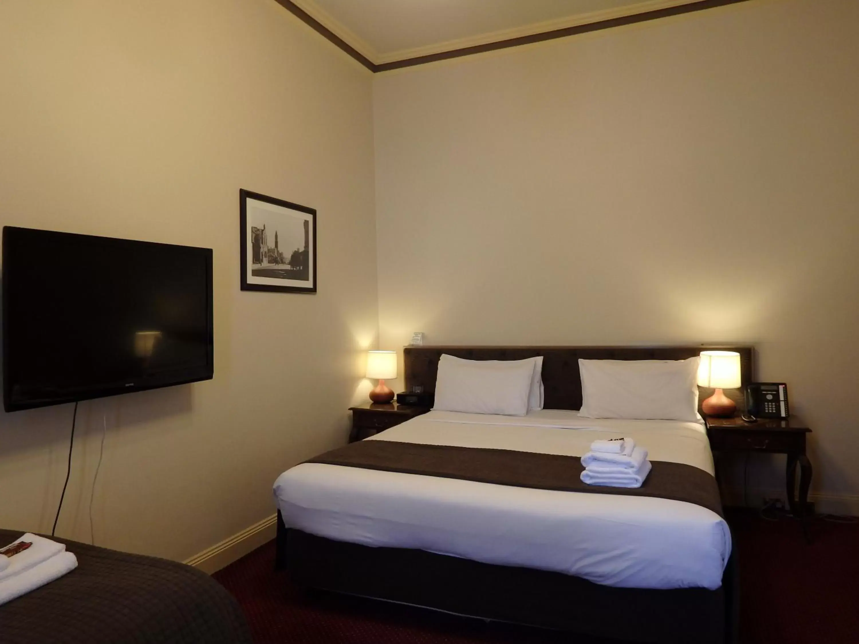 Photo of the whole room, Bed in The Glenferrie Hotel Hawthorn