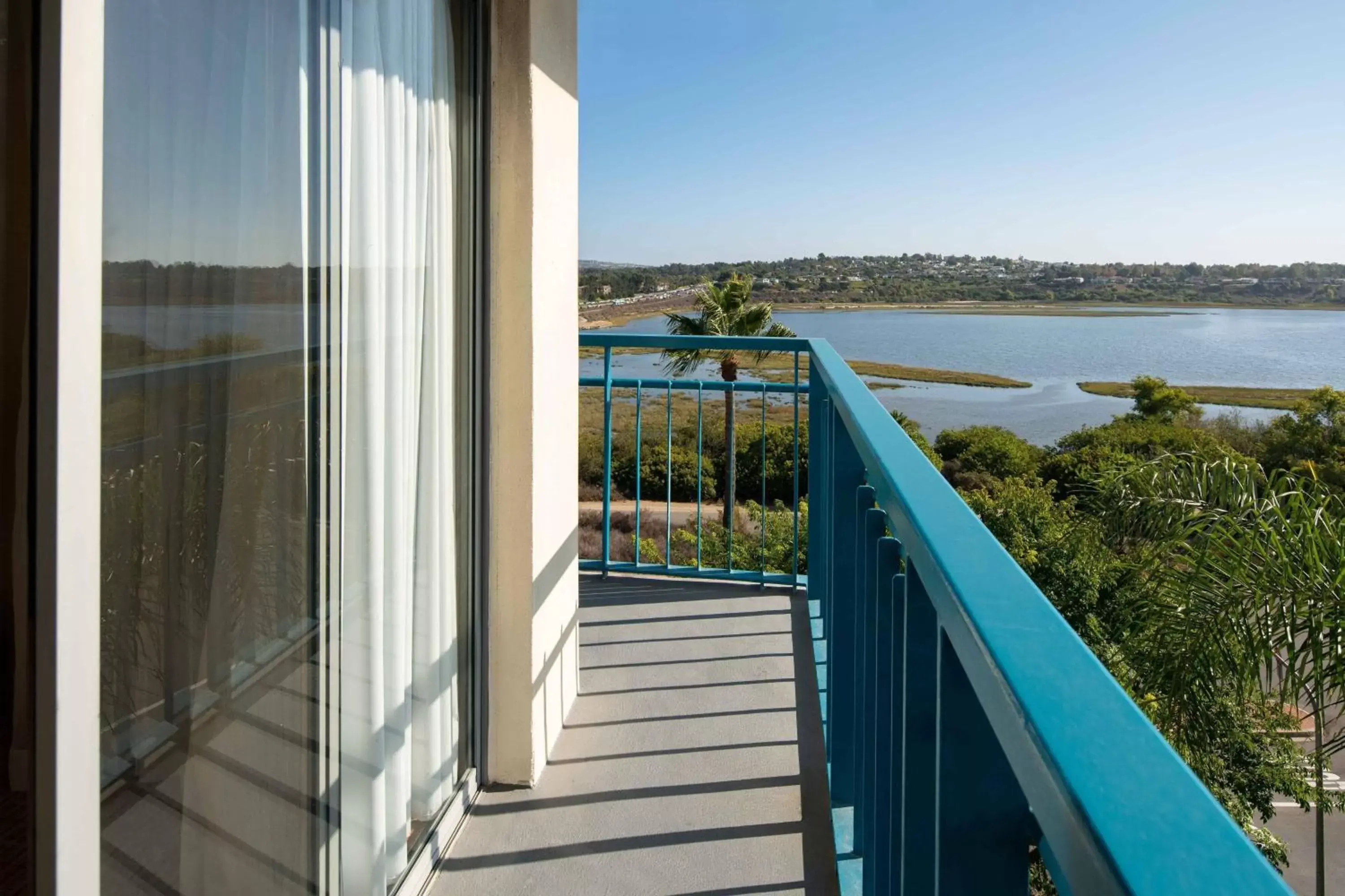 Photo of the whole room, Balcony/Terrace in Newport Beach Marriott Bayview