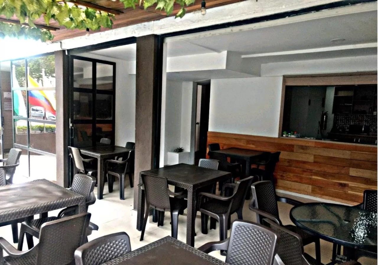 Restaurant/places to eat in Hotel Med 70