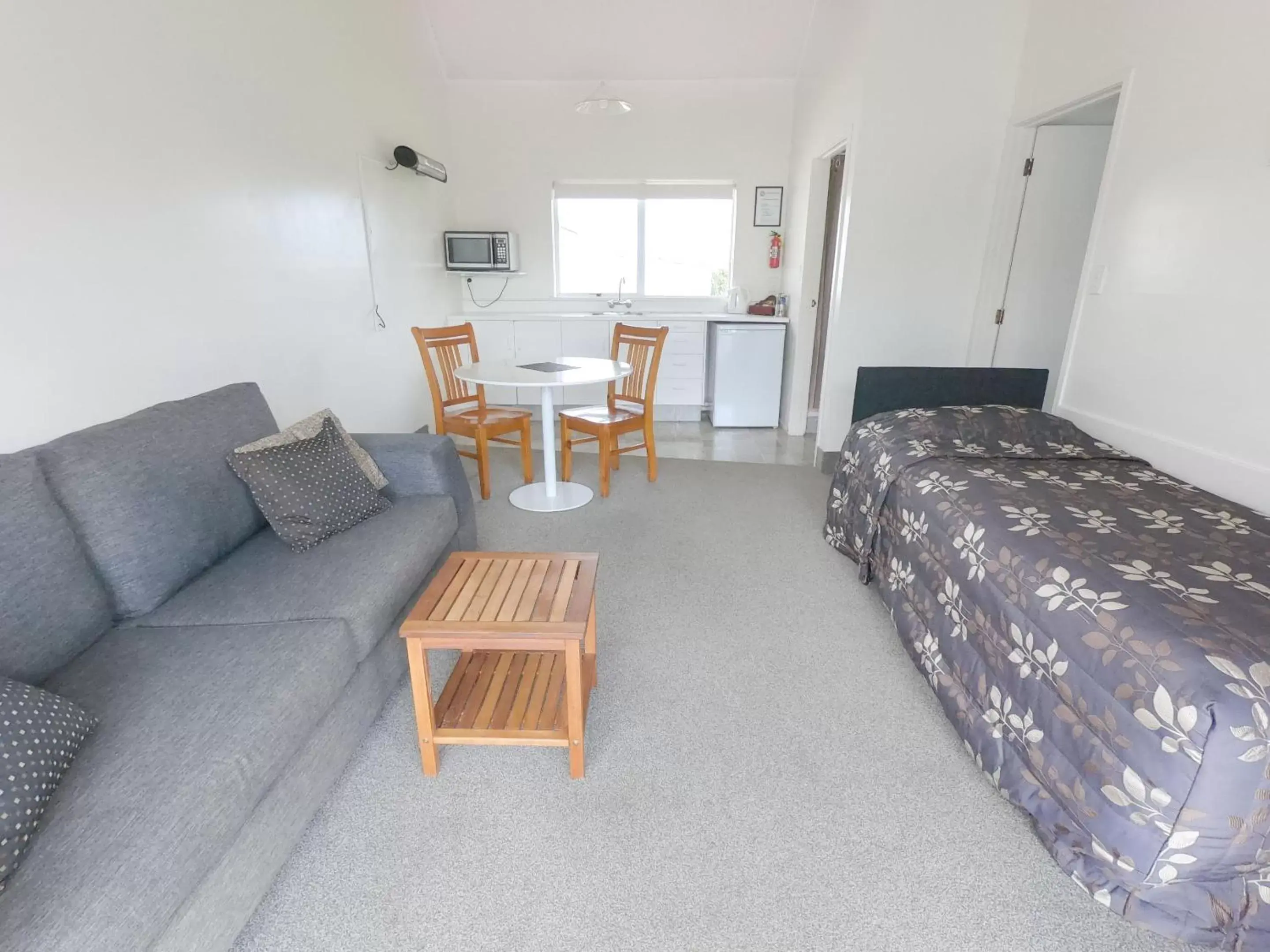 Living room, Seating Area in Castle Court Motel