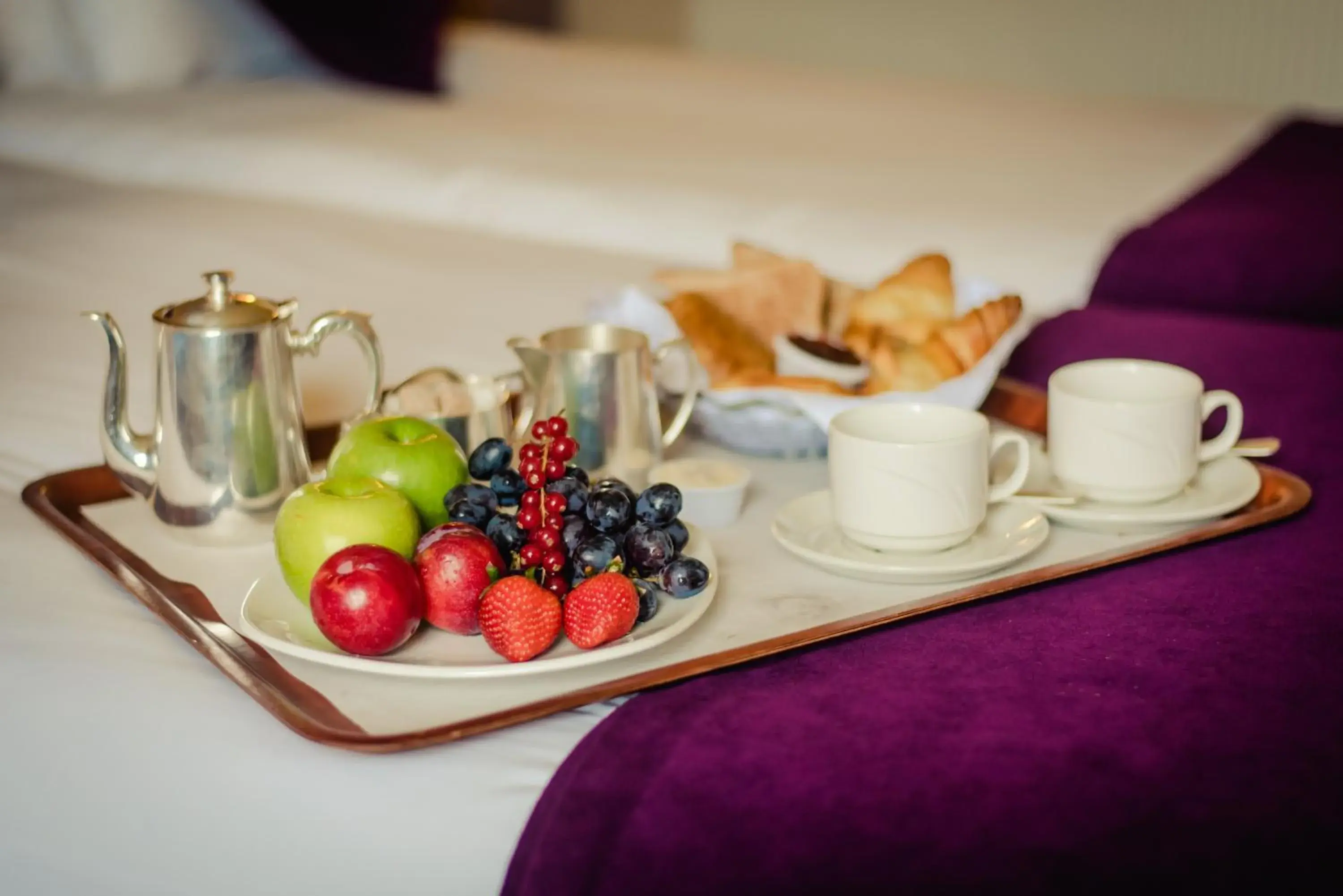 Bed, Coffee/Tea Facilities in Roganstown Hotel & Country Club
