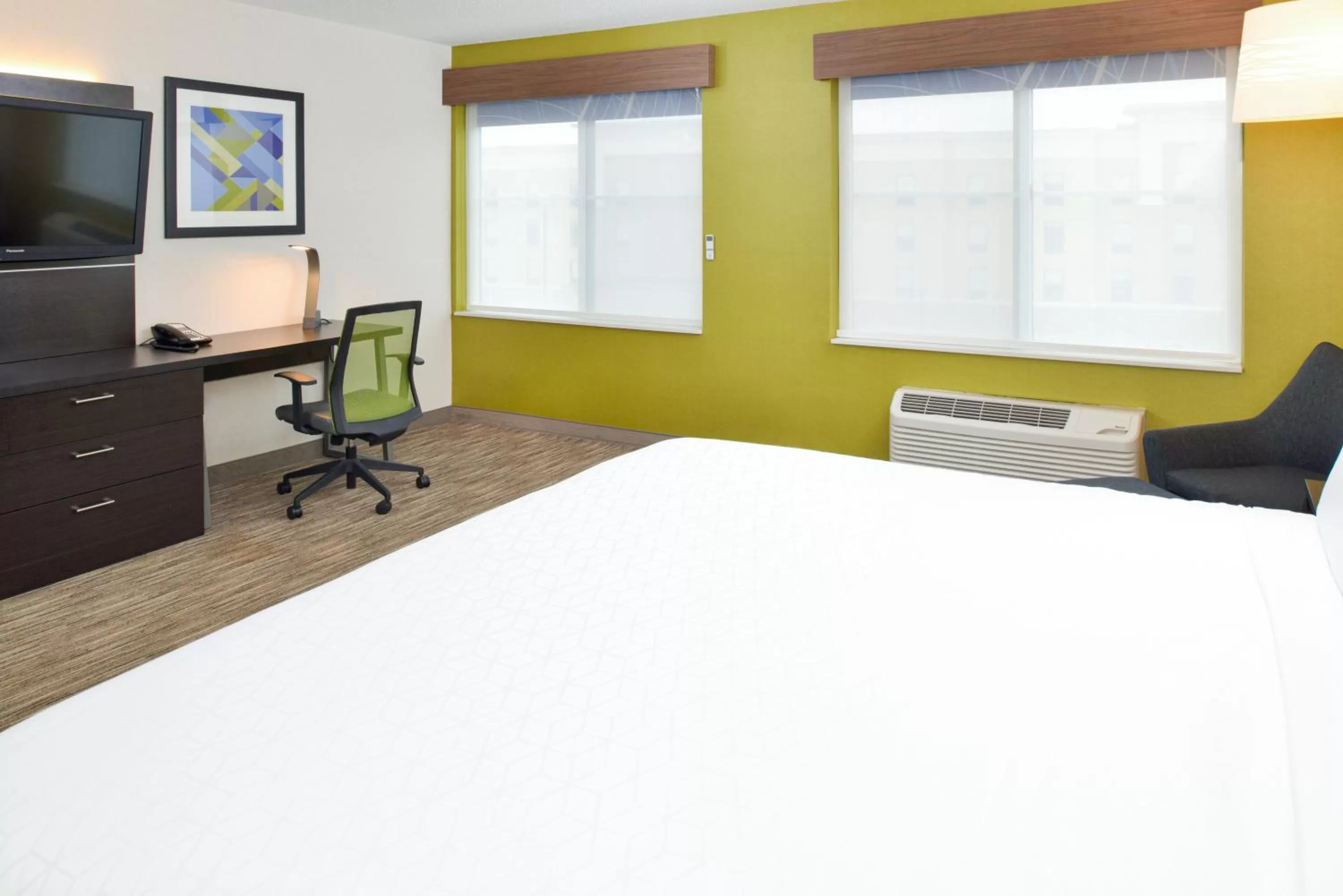 Photo of the whole room, Bed in Holiday Inn Express Wixom by IHG