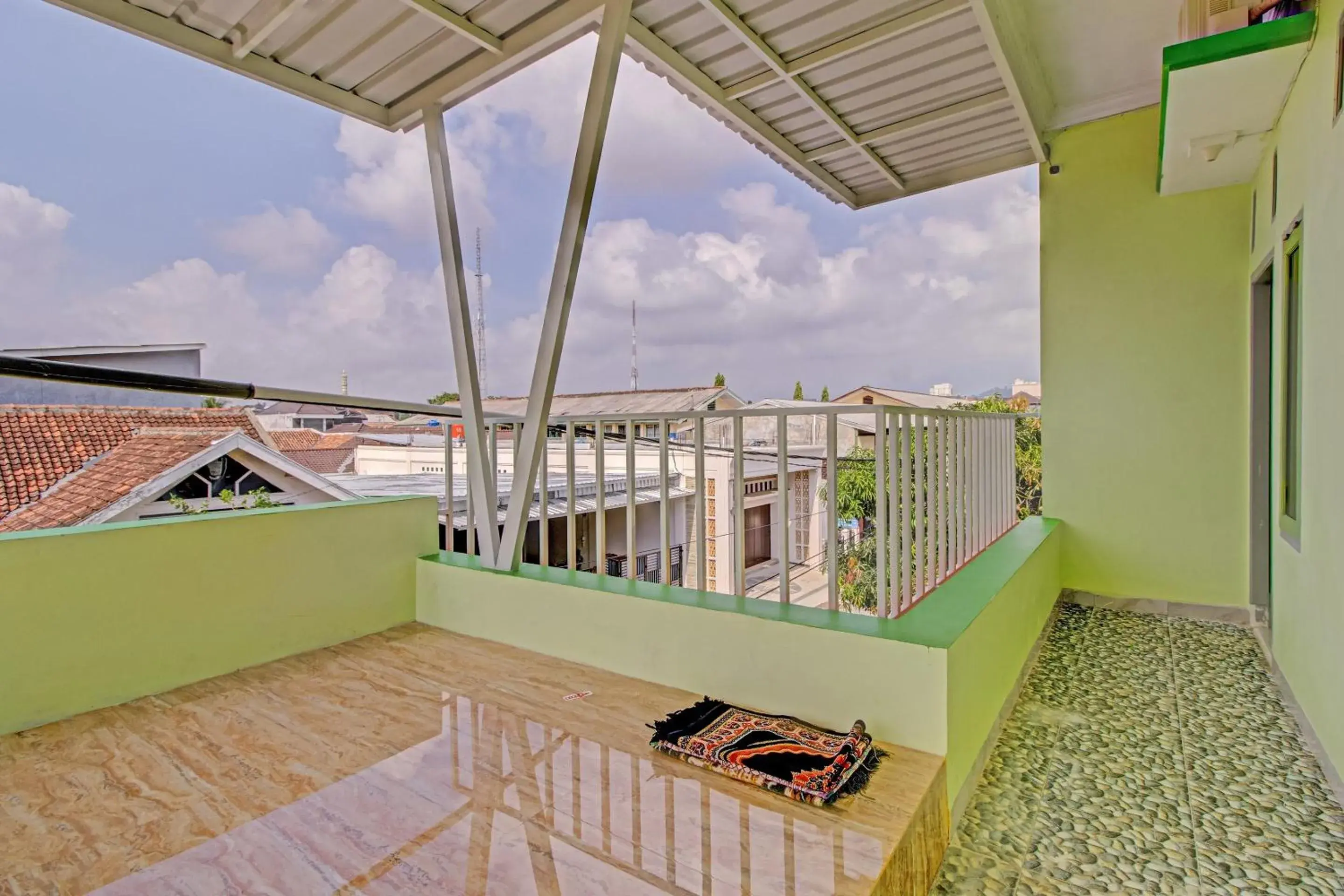 Lobby or reception, Balcony/Terrace in OYO 3774 Orchid 37 Syariah Guest House