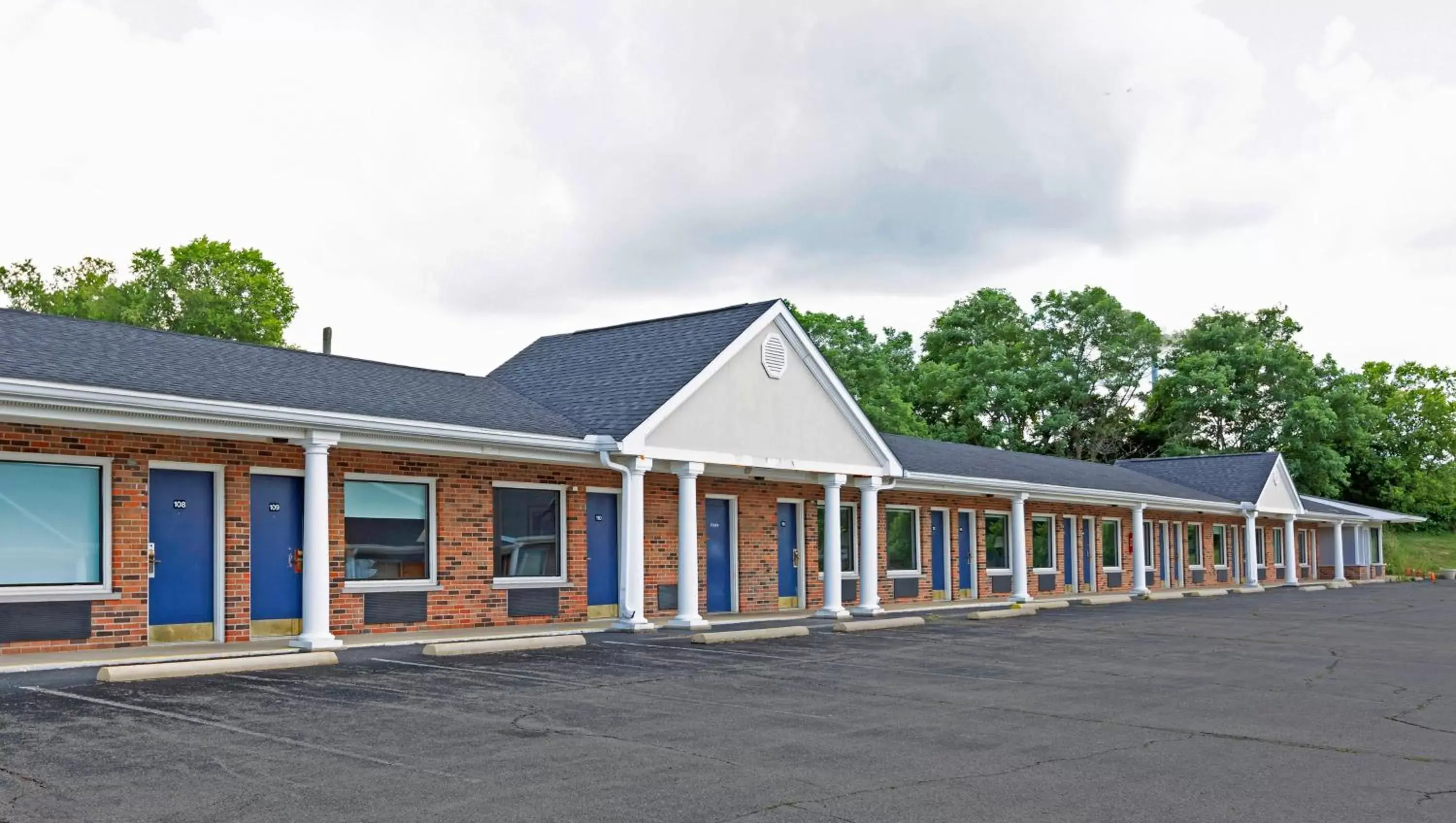 Property building in Sunrise Inn Williamstown Property building in Sunrise Inn Williamstown