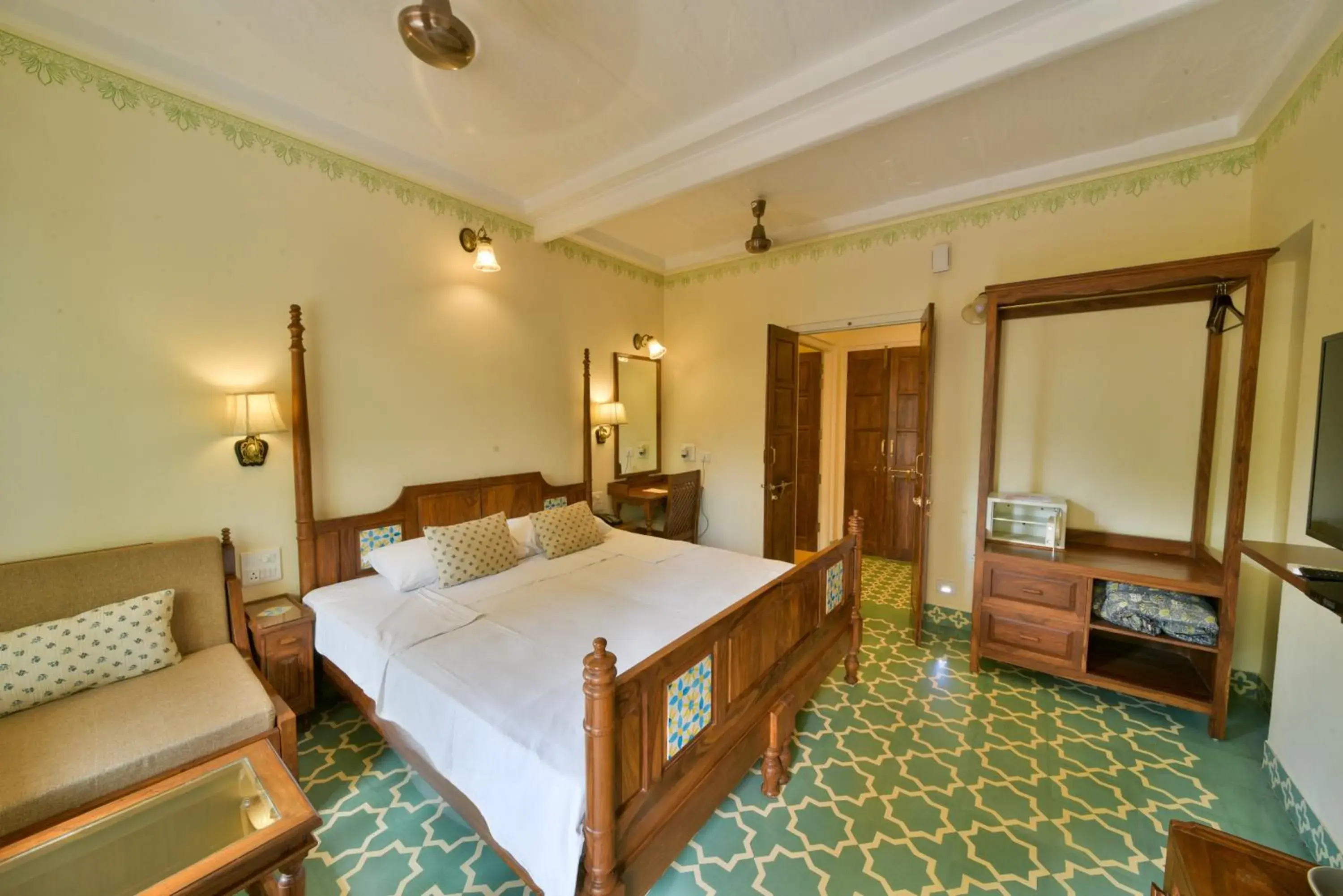 Bed in Jai Niwas Garden Hotel