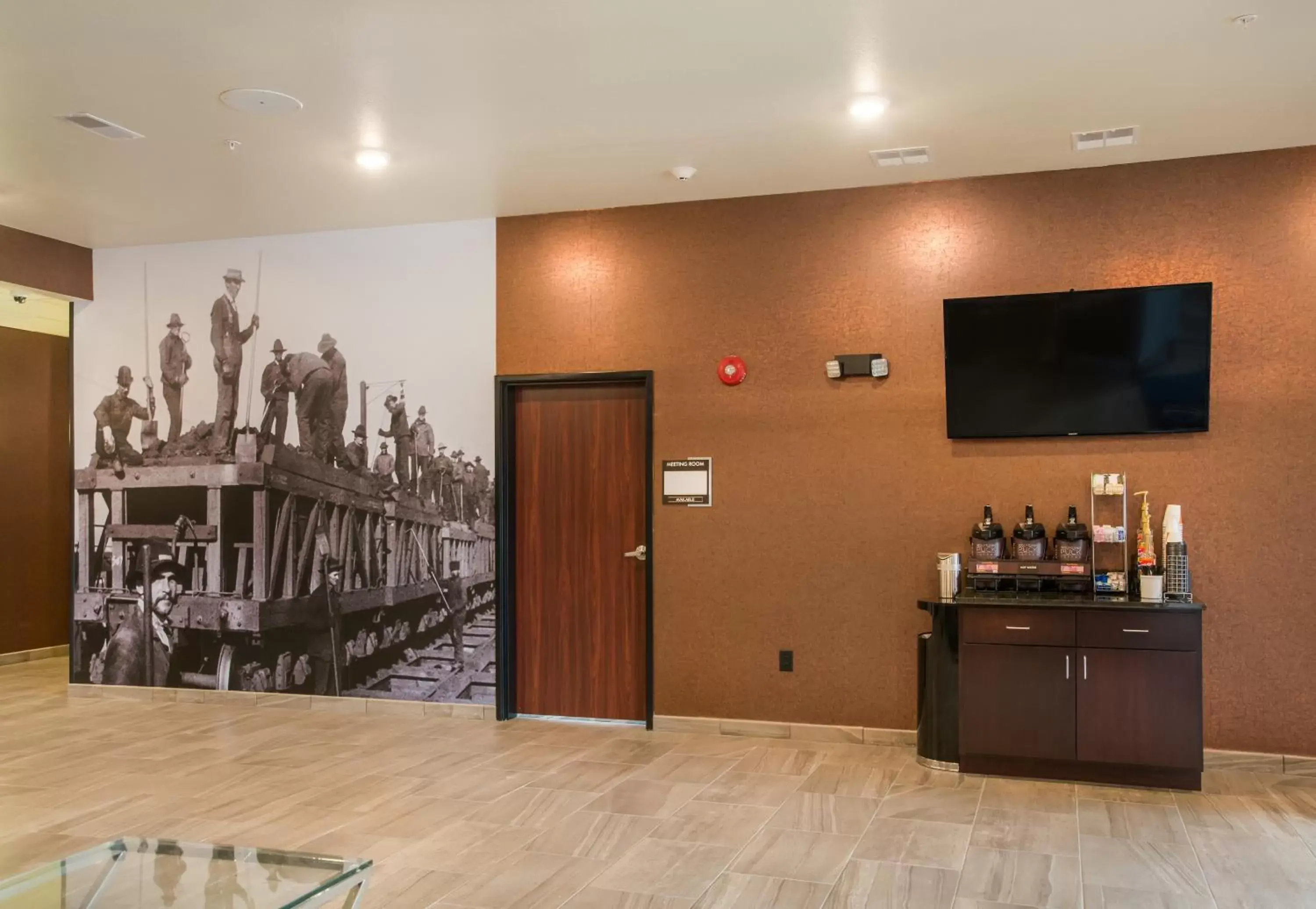Lobby or reception, TV/Entertainment Center in Cobblestone Inn and Suites - Ashland