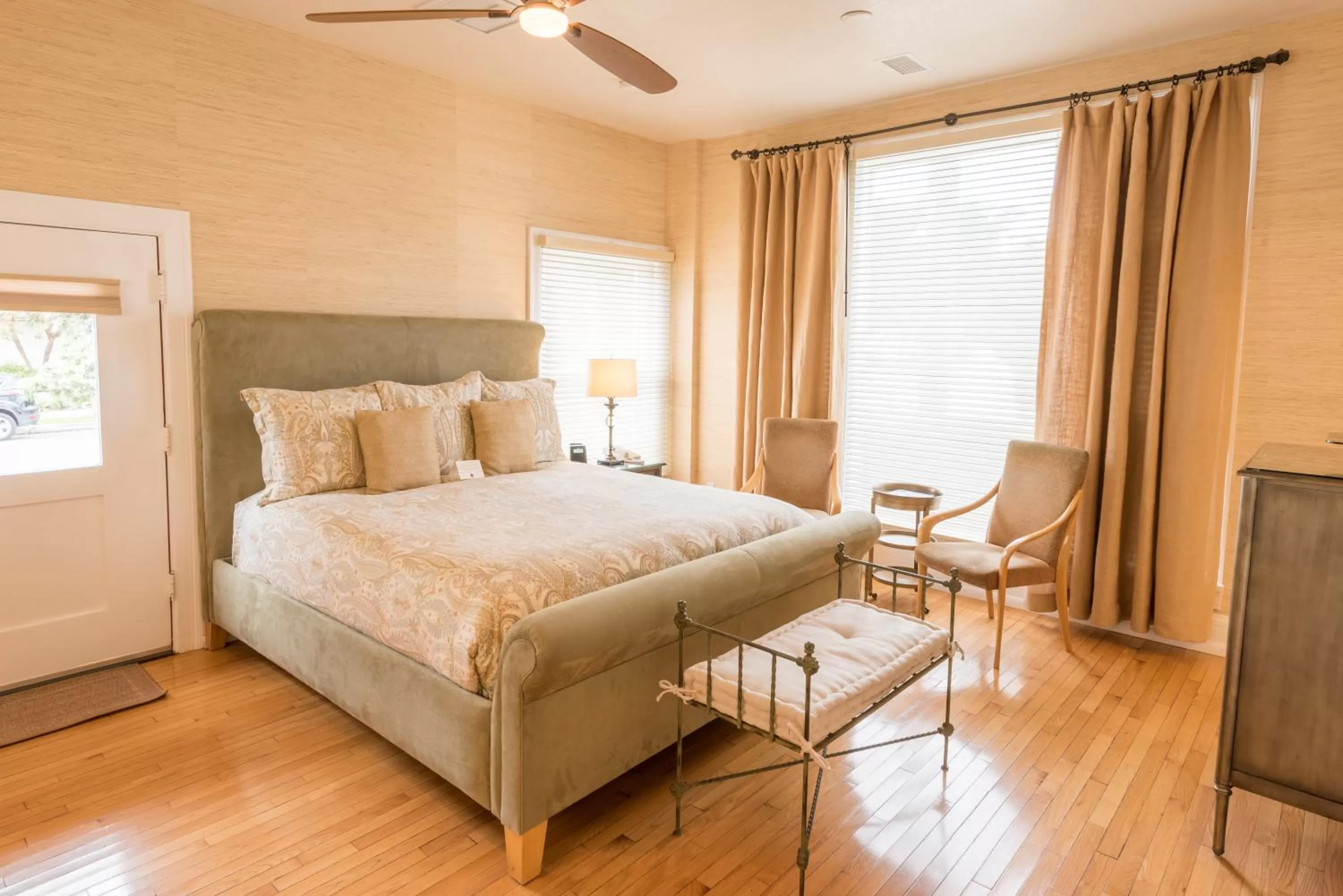 Seating area, Bed in Harbor House Inn