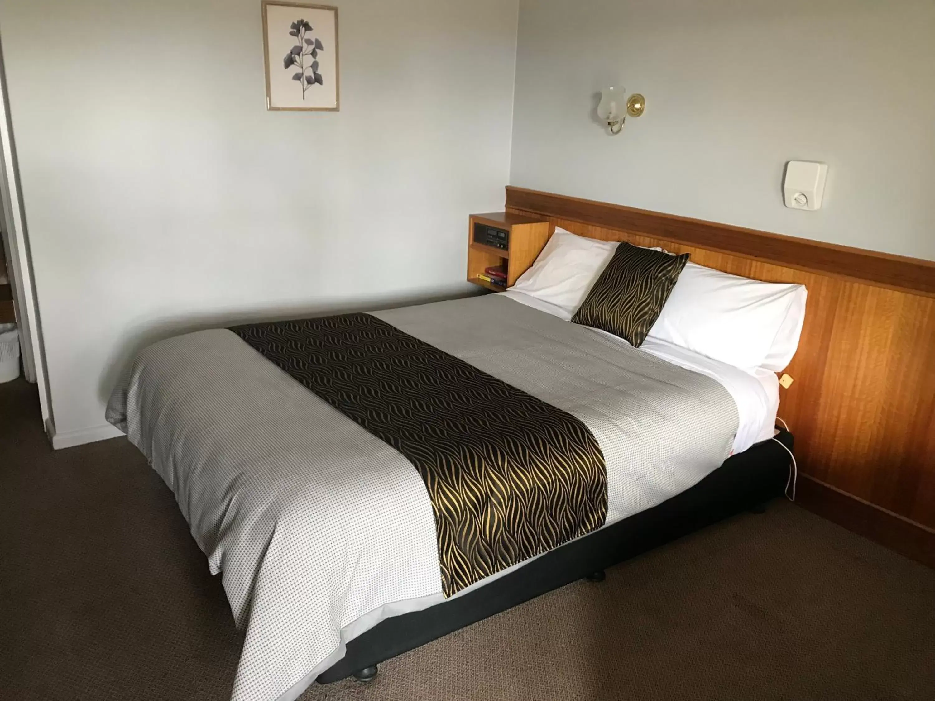 Bed in County Lodge Motor Inn