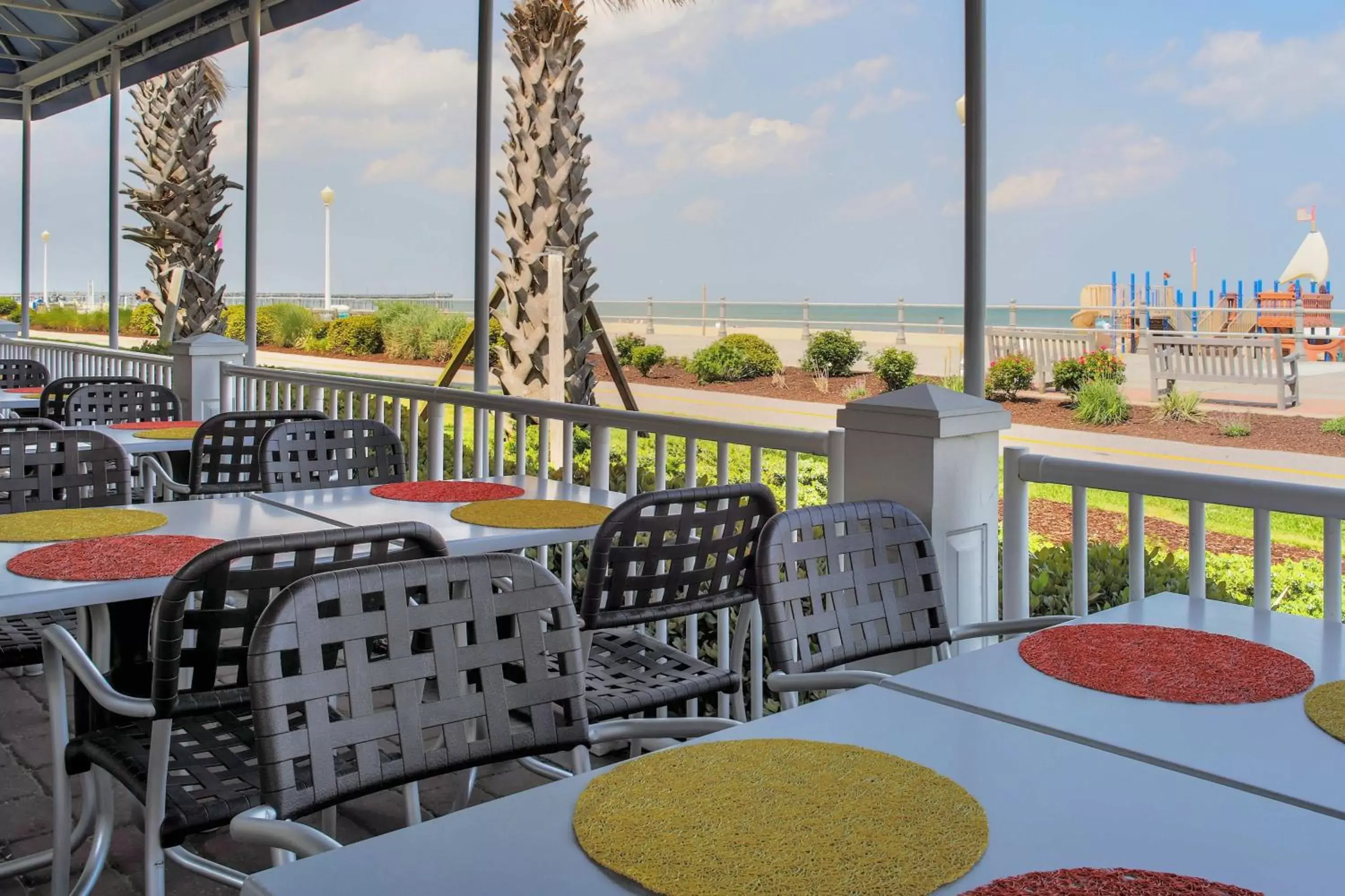 Restaurant/places to eat in SpringHill Suites by Marriott Virginia Beach Oceanfront