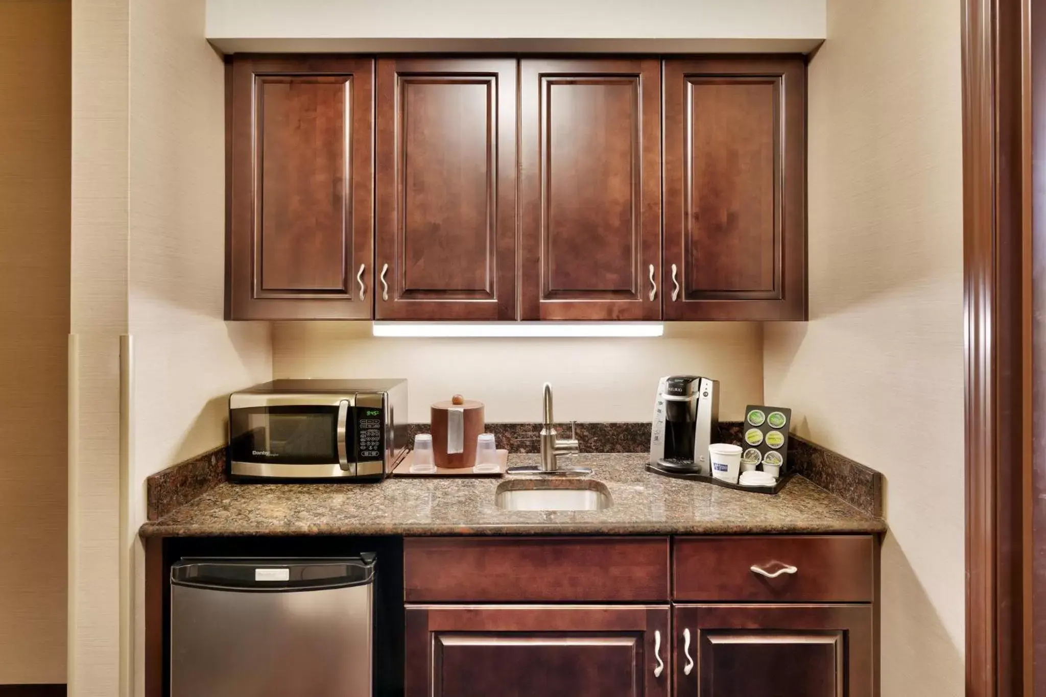 Bedroom, Kitchen/Kitchenette in Holiday Inn Express Hotel & Suites Butte, an IHG Hotel