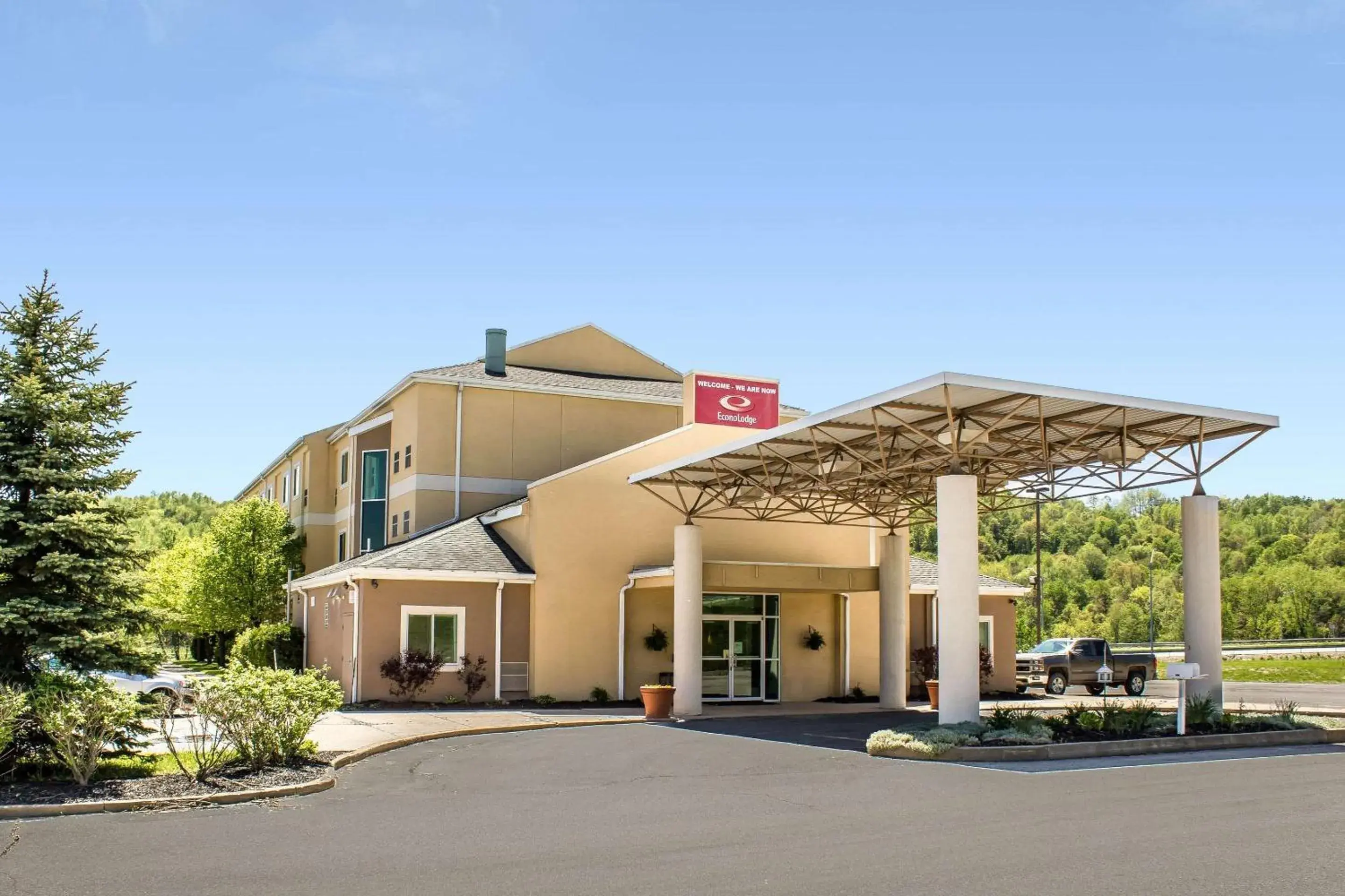 Property Building in Econo Lodge Meadville