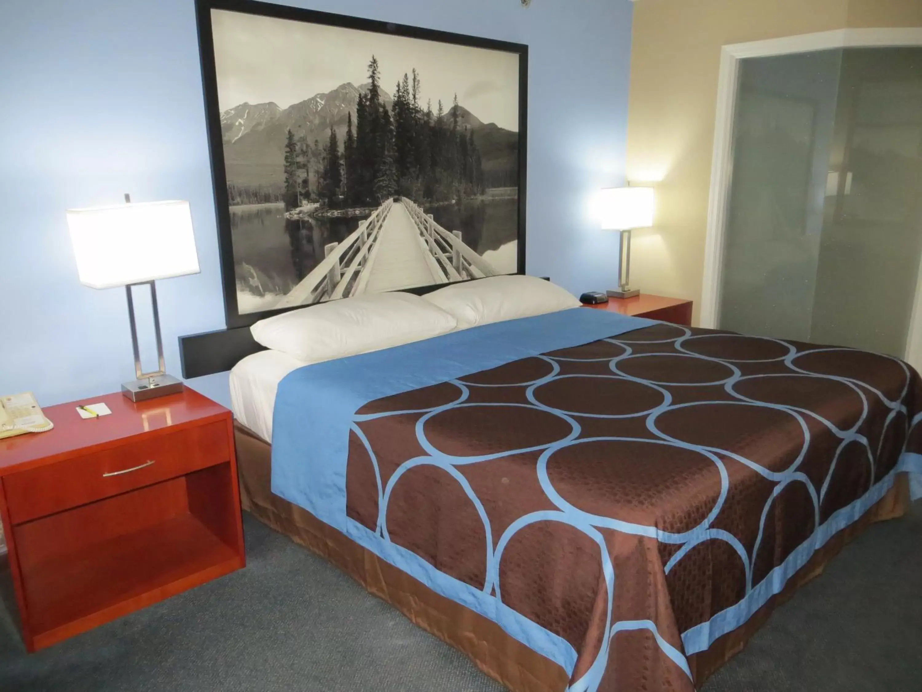 Bedroom, Bed in Super 8 by Wyndham Sherwood Park/Edmonton Area